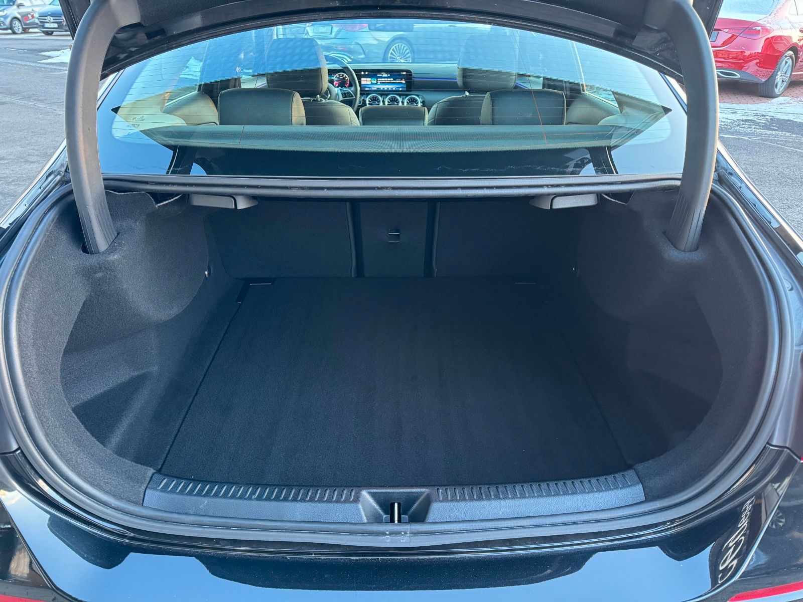 Fahrzeugabbildung Mercedes-Benz A 180 Pano+Ambiente+MBUX+Keyless+Leder+AMG18`