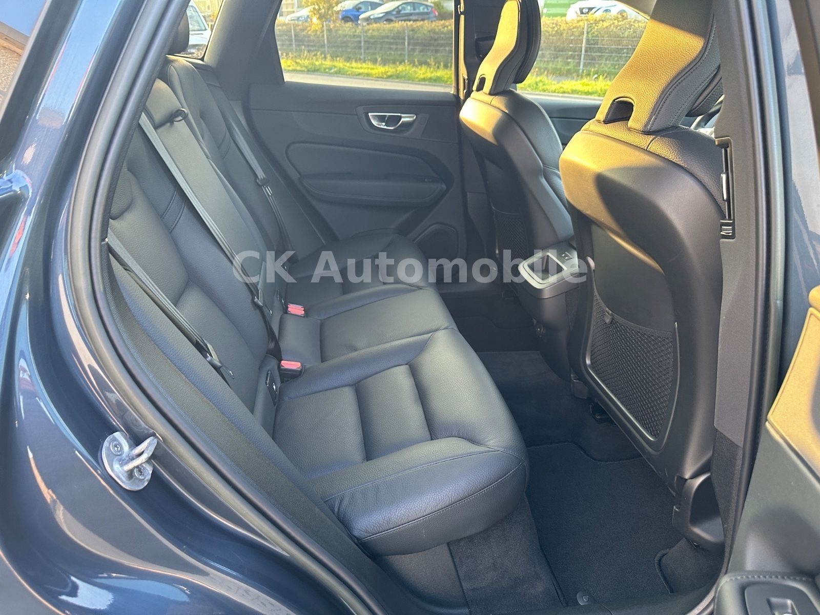 Fahrzeugabbildung Volvo XC60 B4 Plus Dark AWD/BLIS/Navi/LED/Kamera/AHK