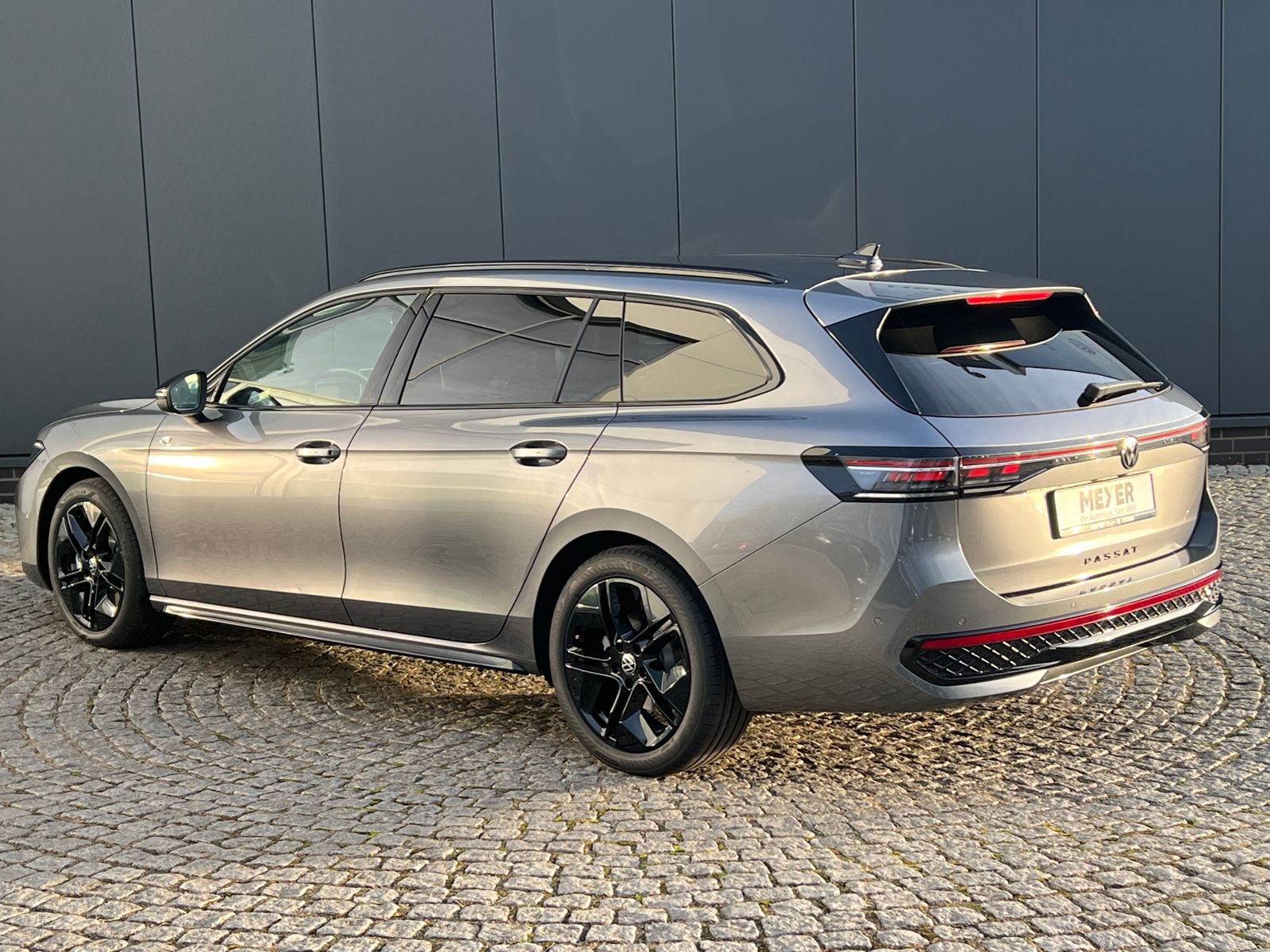 Fahrzeugabbildung Volkswagen Passat Variant R-Line 2.0 TDI DSG 4MOTION *AHK,