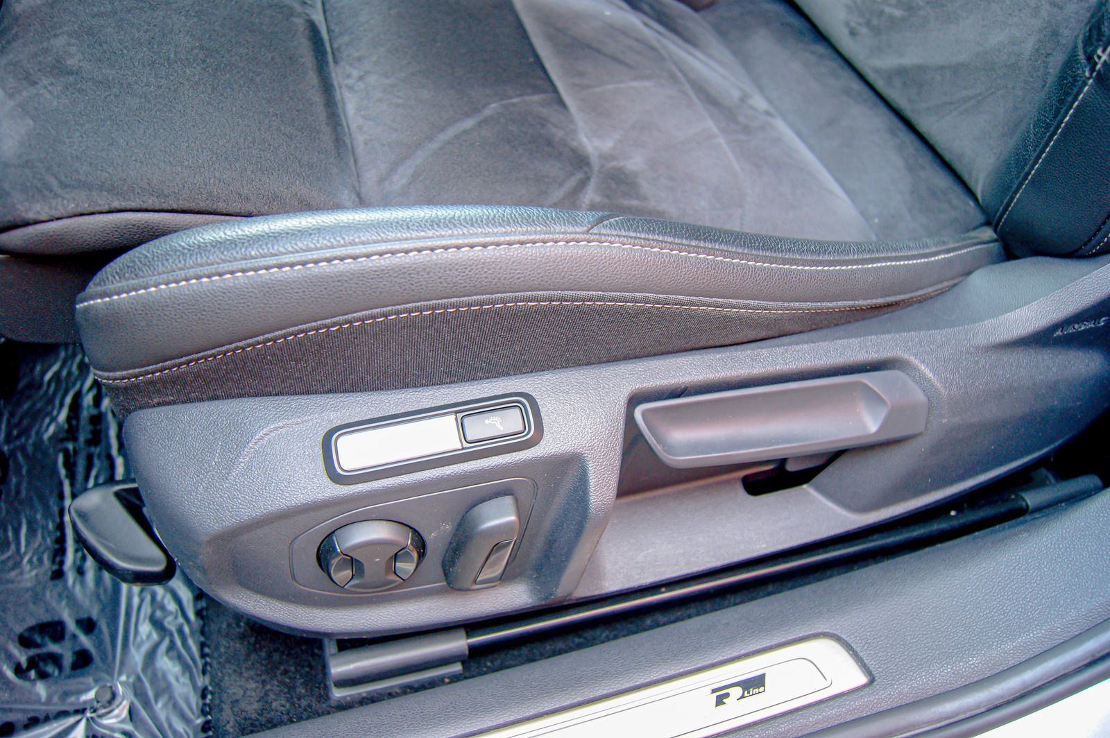 Fahrzeugabbildung Volkswagen Arteon R-Line 4Motion HEADUP PANORAMA STANDHEIZG