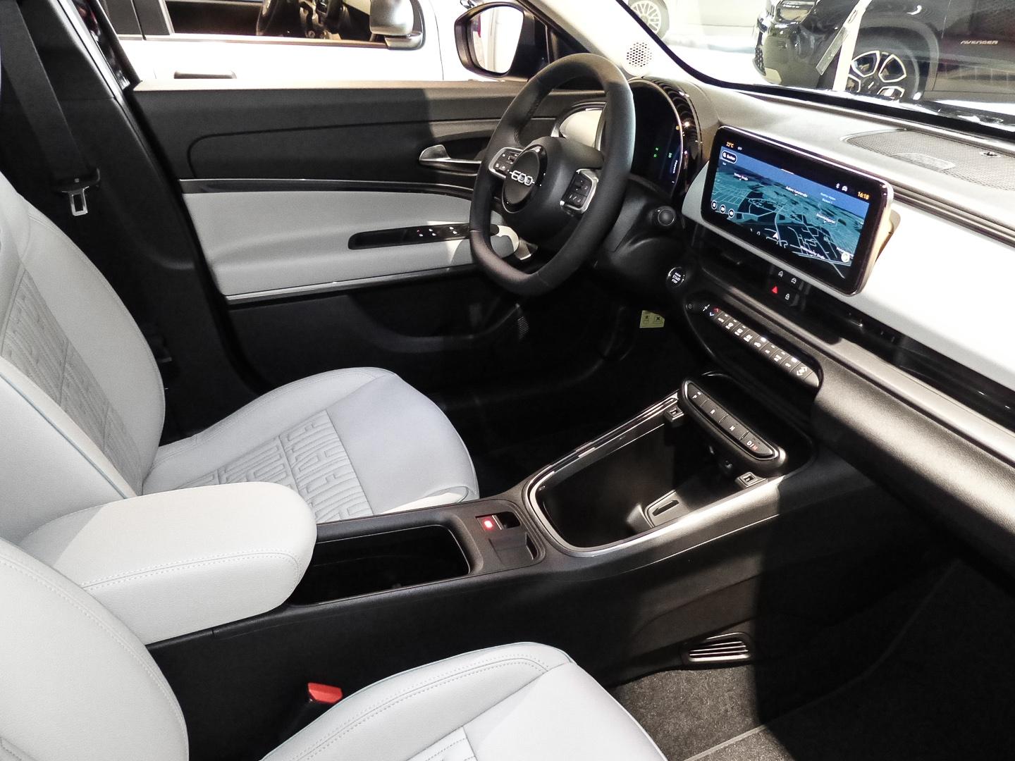 Fiat 600 La Prima Hybrid DCT Navi Massage Sitz LED