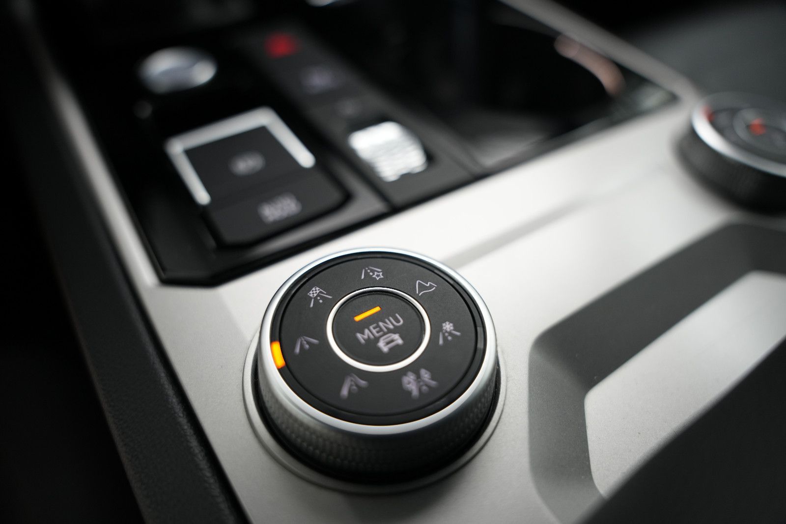 Fahrzeugabbildung Volkswagen Touareg SPORT/ 4Motion/VIRTUAL/AMBIENT/360''KAM