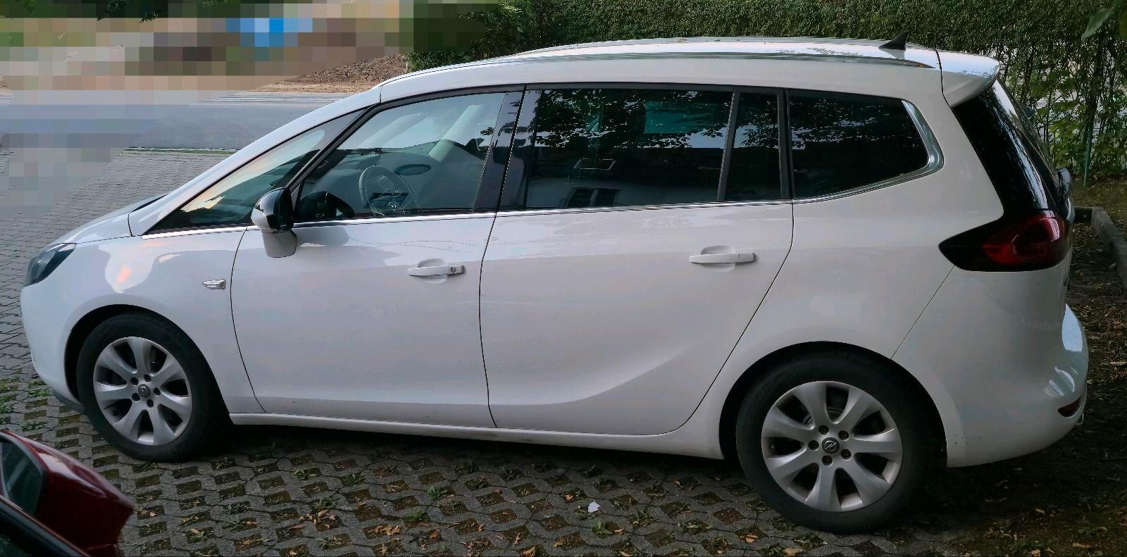 Opel Zafira 2015 — rear view