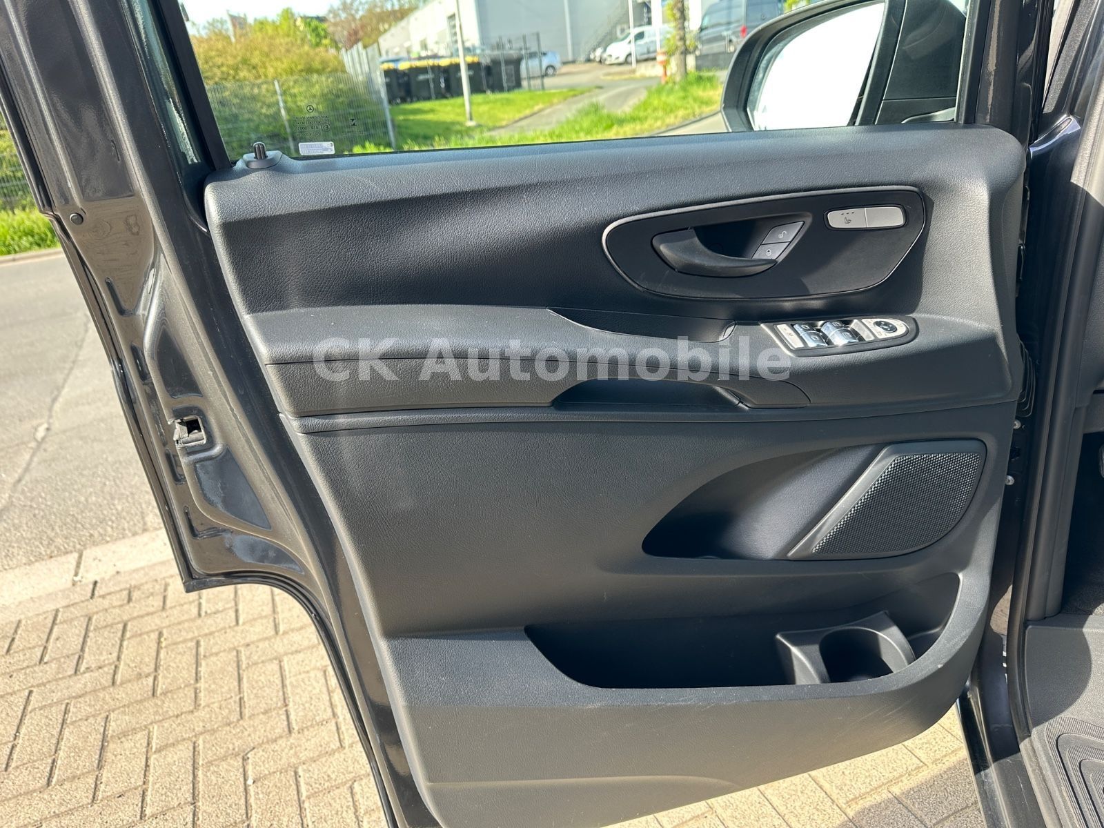 Fahrzeugabbildung Mercedes-Benz Vito Tourer Pro 124 Edition Autom/8Sitze/Kam/AHK