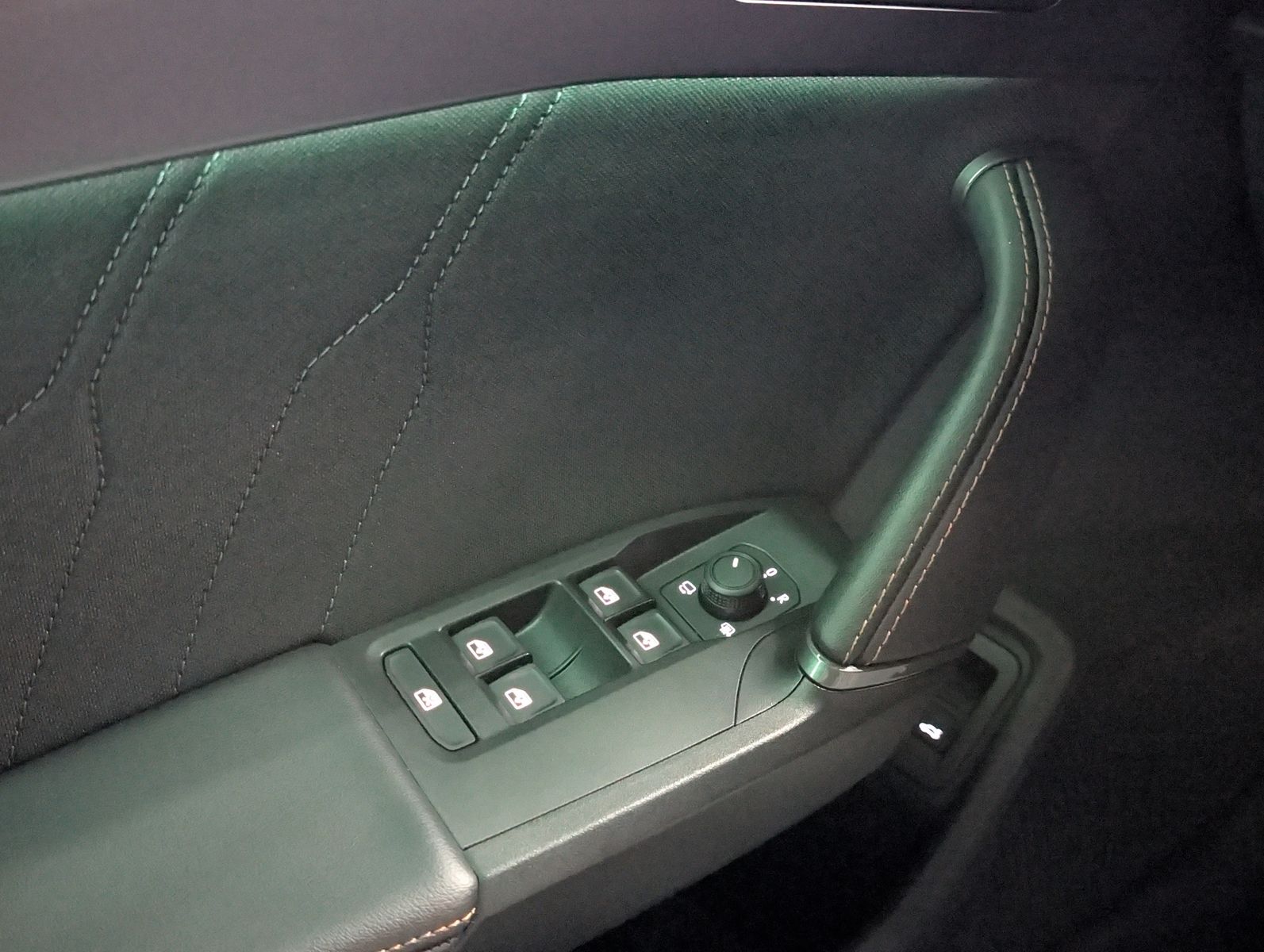 Fahrzeugabbildung CUPRA Leon 1.5 e-Hybrid PLUG-IN LED INTELIG-DRIVE EDGE