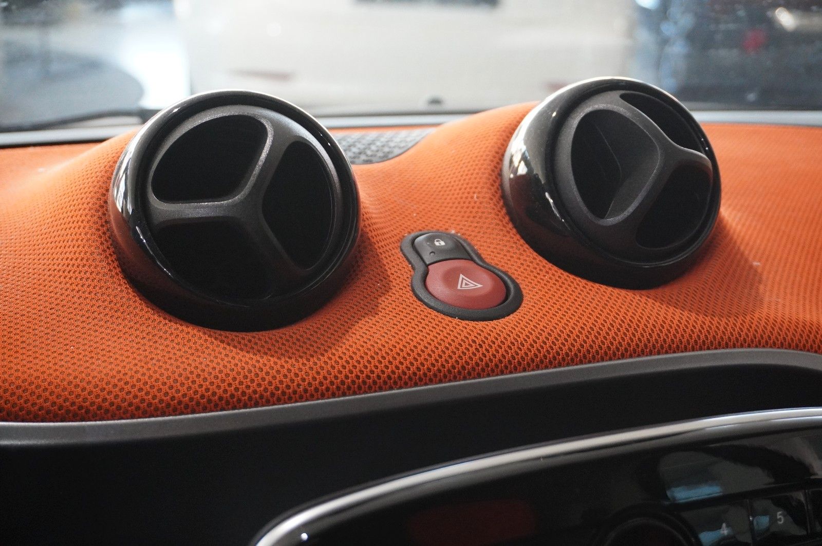 Fahrzeugabbildung Smart ForTwo 1.0 COUPE LED/KLIMA/SHZ/PANO./SPORT/USB