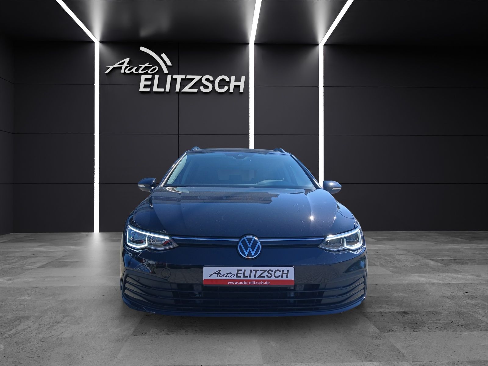 Fahrzeugabbildung Volkswagen Golf VIII Variant TSI Life Matrix AHK Navi AID A