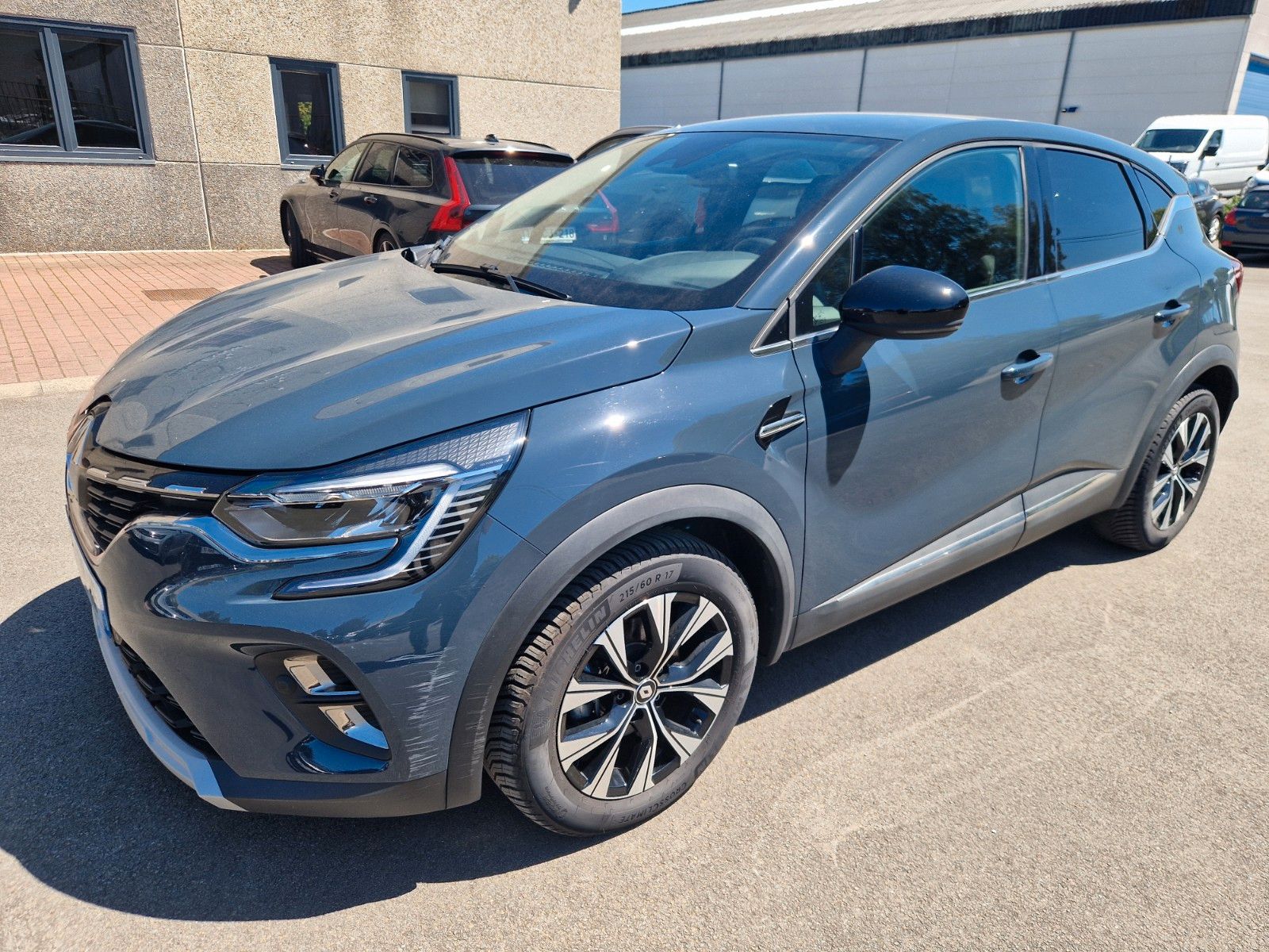 Renault Captur 1,6 E TECH Hybrid PLUG IN, Techno, CAM imagem 2