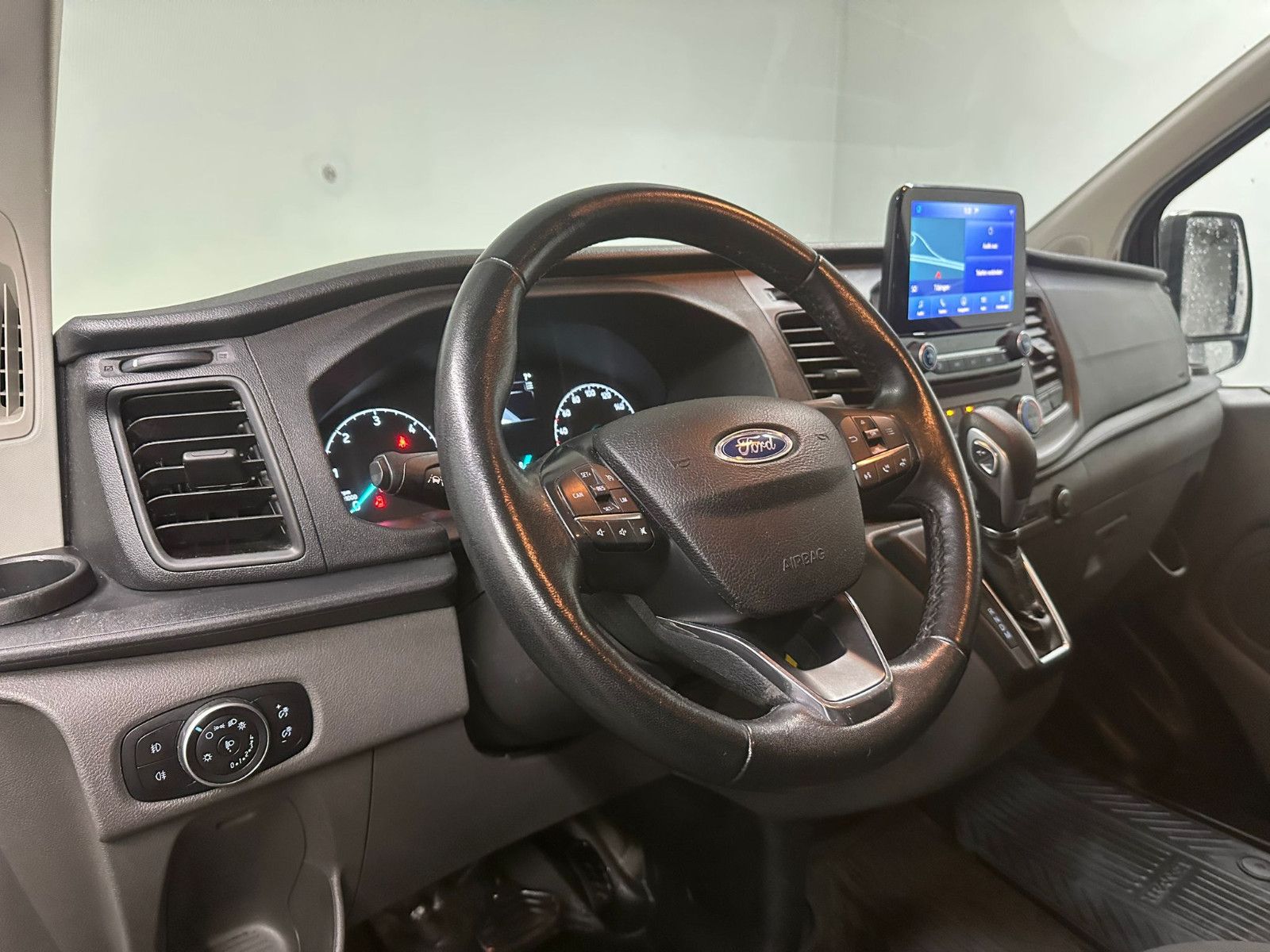 Fahrzeugabbildung Ford Transit Custom 320 L1H1*TREND*8-SITZE*NAVI*SPURH