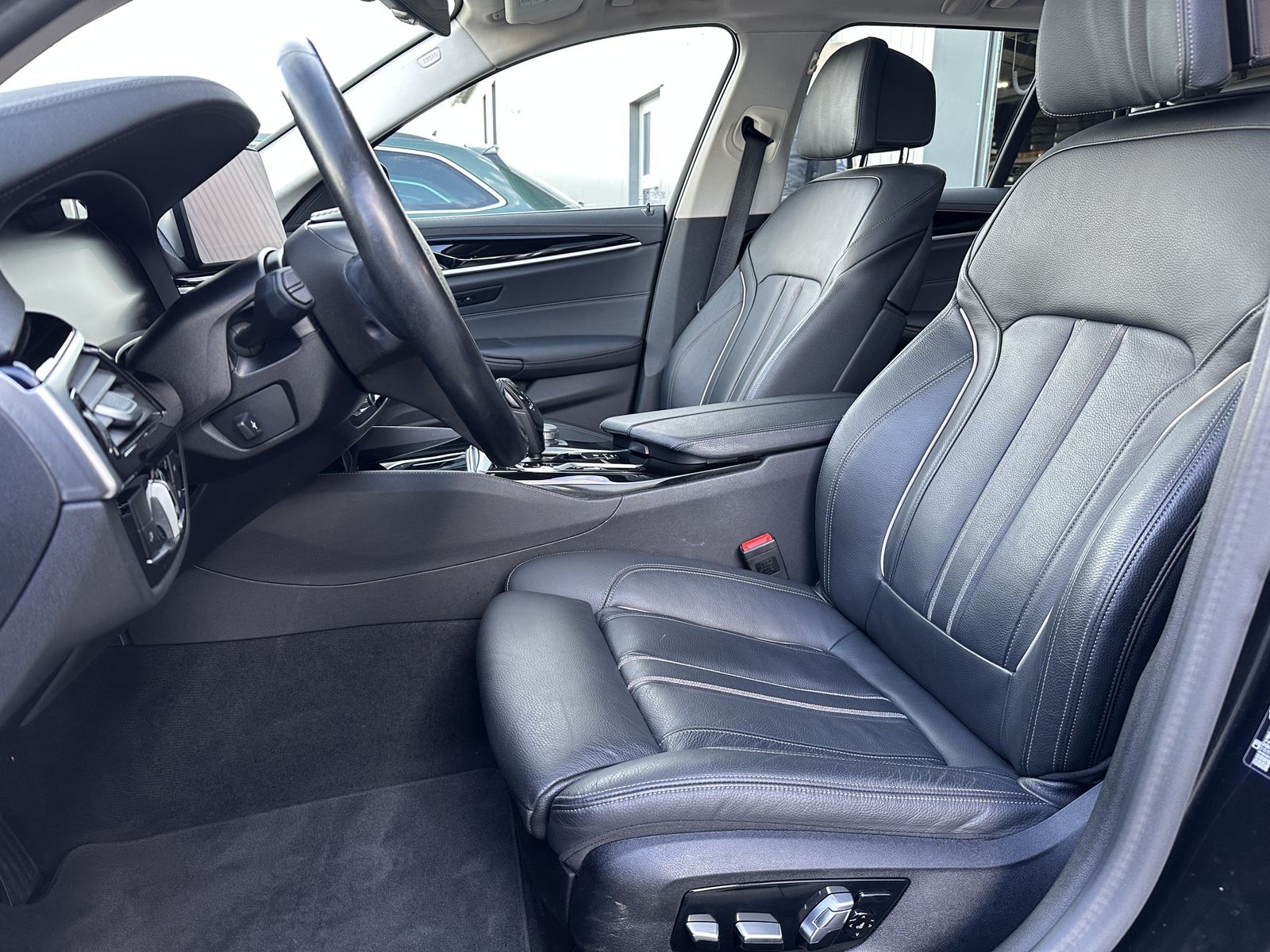 Fahrzeugabbildung BMW 520d Touring Luxury-Line NAV+LASER+PANO+HUD+360°