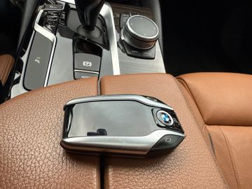 BMW 530 D Touring xDrive Sport Line+LED+StHz+Virtual