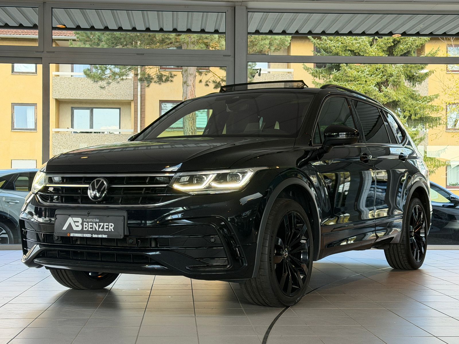 Fahrzeugabbildung Volkswagen Tiguan Allspace R-Line /PANO/HUD/HARMAN-KARDON/