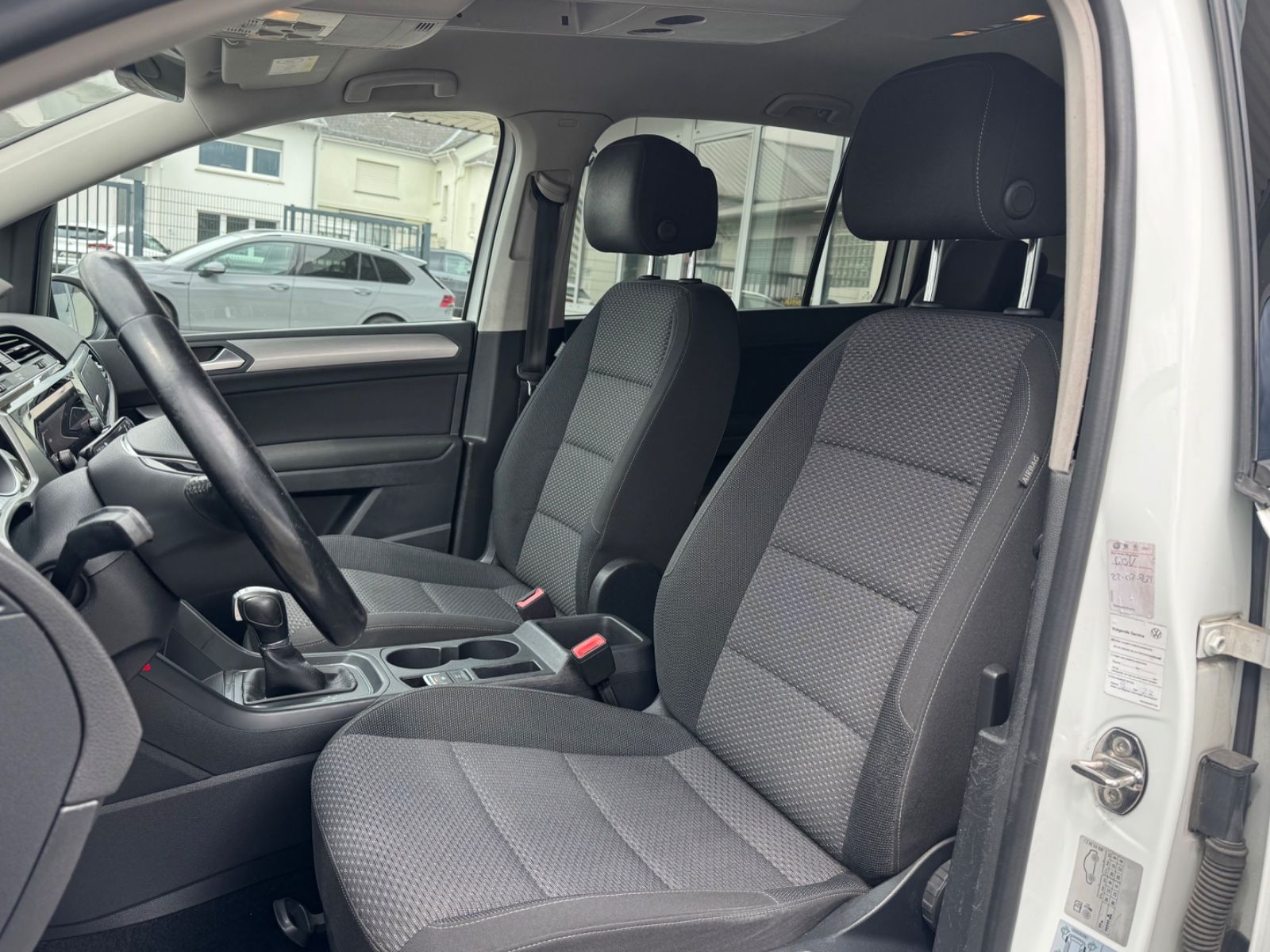 Fahrzeugabbildung Volkswagen Touran Comfortline/DSG/5-Sitzer/PDC
