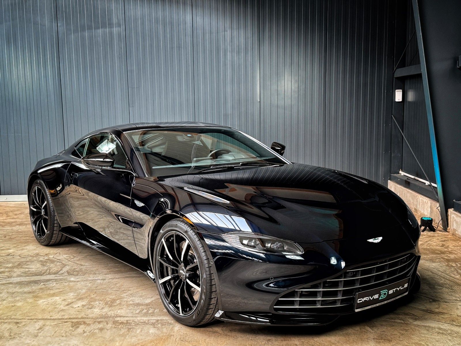 Fahrzeugabbildung Aston Martin V8 Vantage