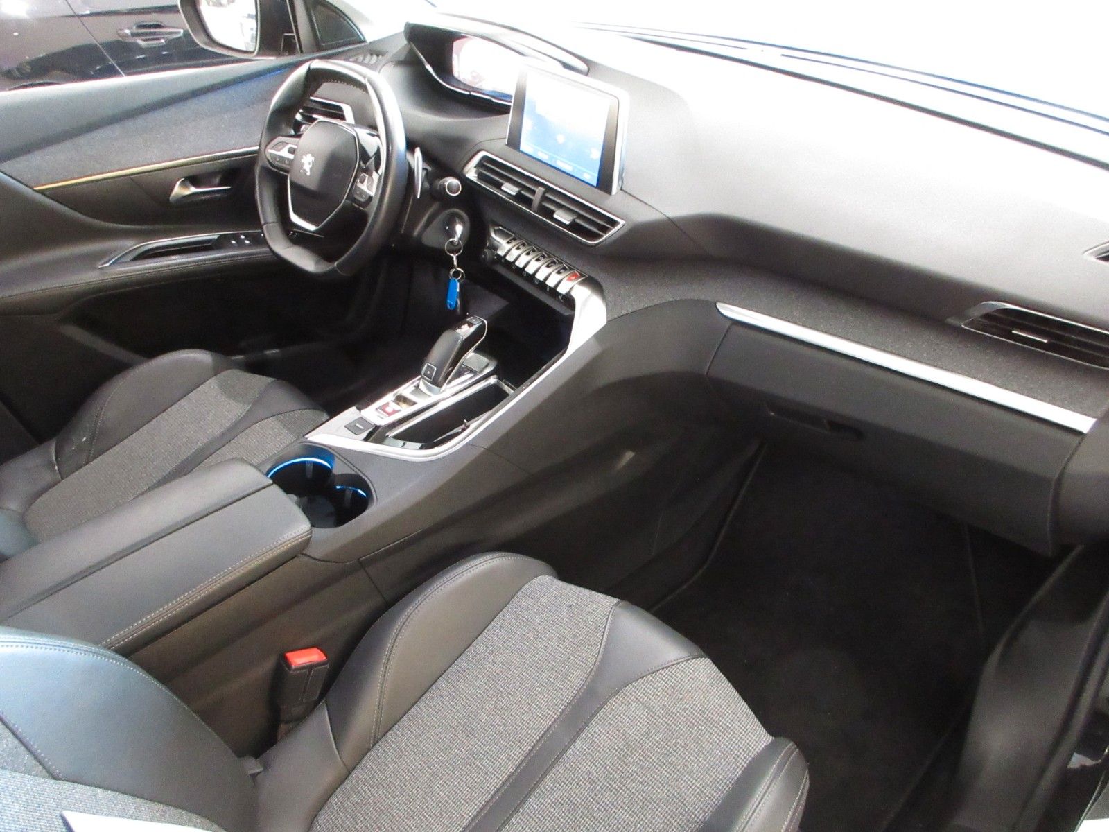 Fahrzeugabbildung Peugeot 5008 Allure 1.5D LED/NAVI/SHZ/AHK/VIRTUAL