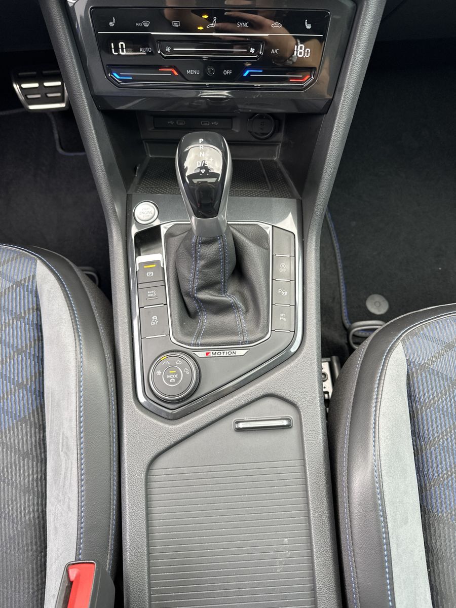 Fahrzeugabbildung Volkswagen Tiguan R 4M NAV+MATRIX+PANO+AHK+ACC+KAMERA+21ZO