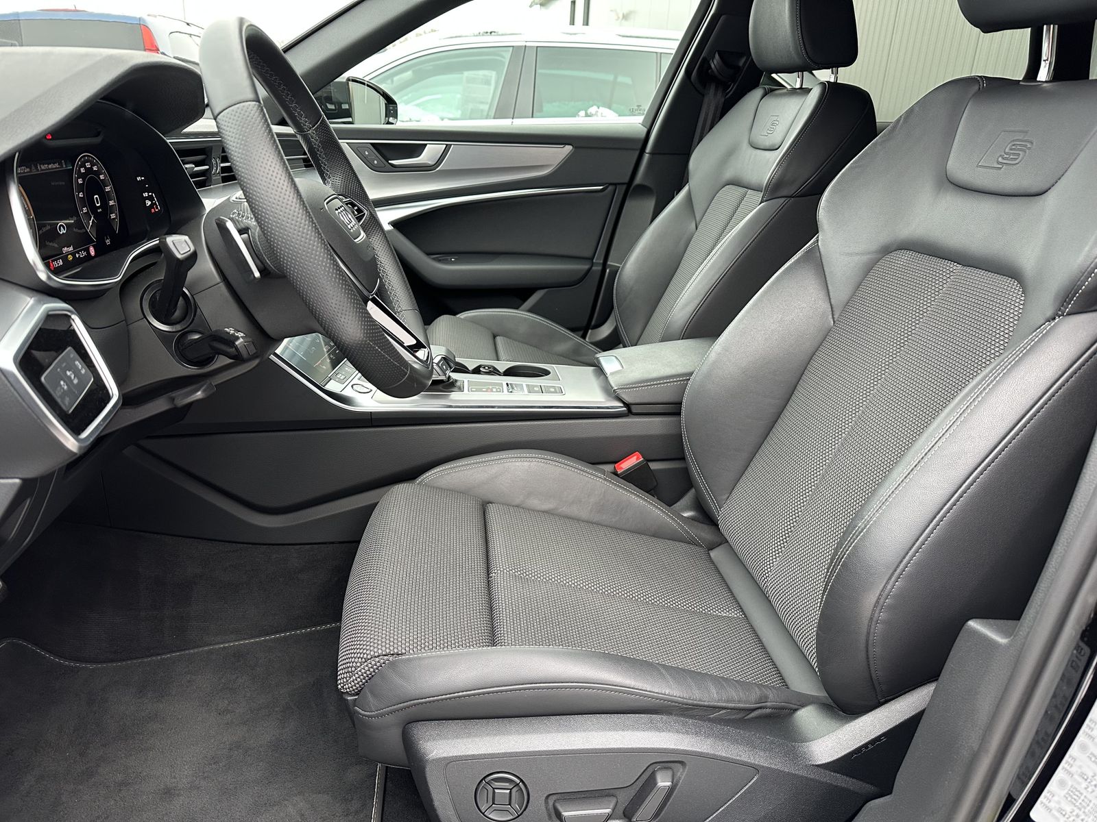 Fahrzeugabbildung Audi A6 Avant 50 TFSI e Quattro S-Line NAV+LED+AHK+VC