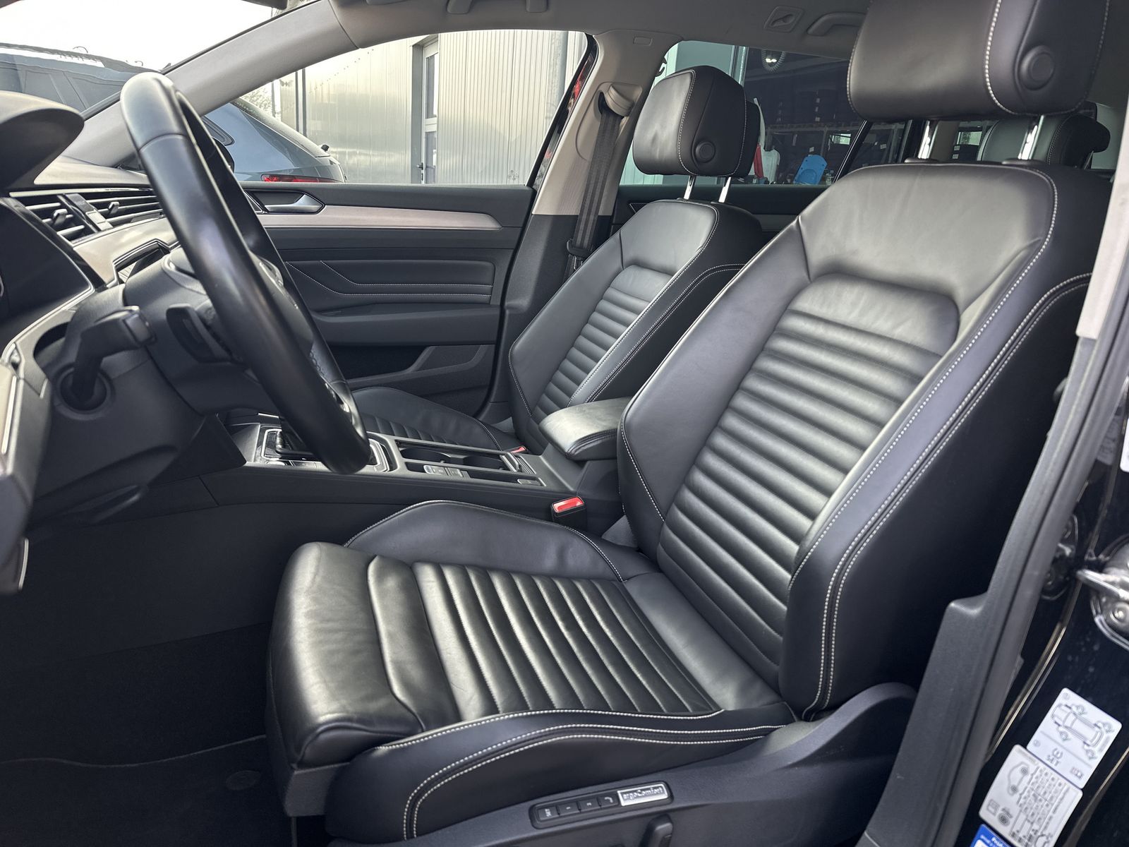 Fahrzeugabbildung Volkswagen Passat Variant 2.0 TDI DSG 4M Elegance NAV+LED