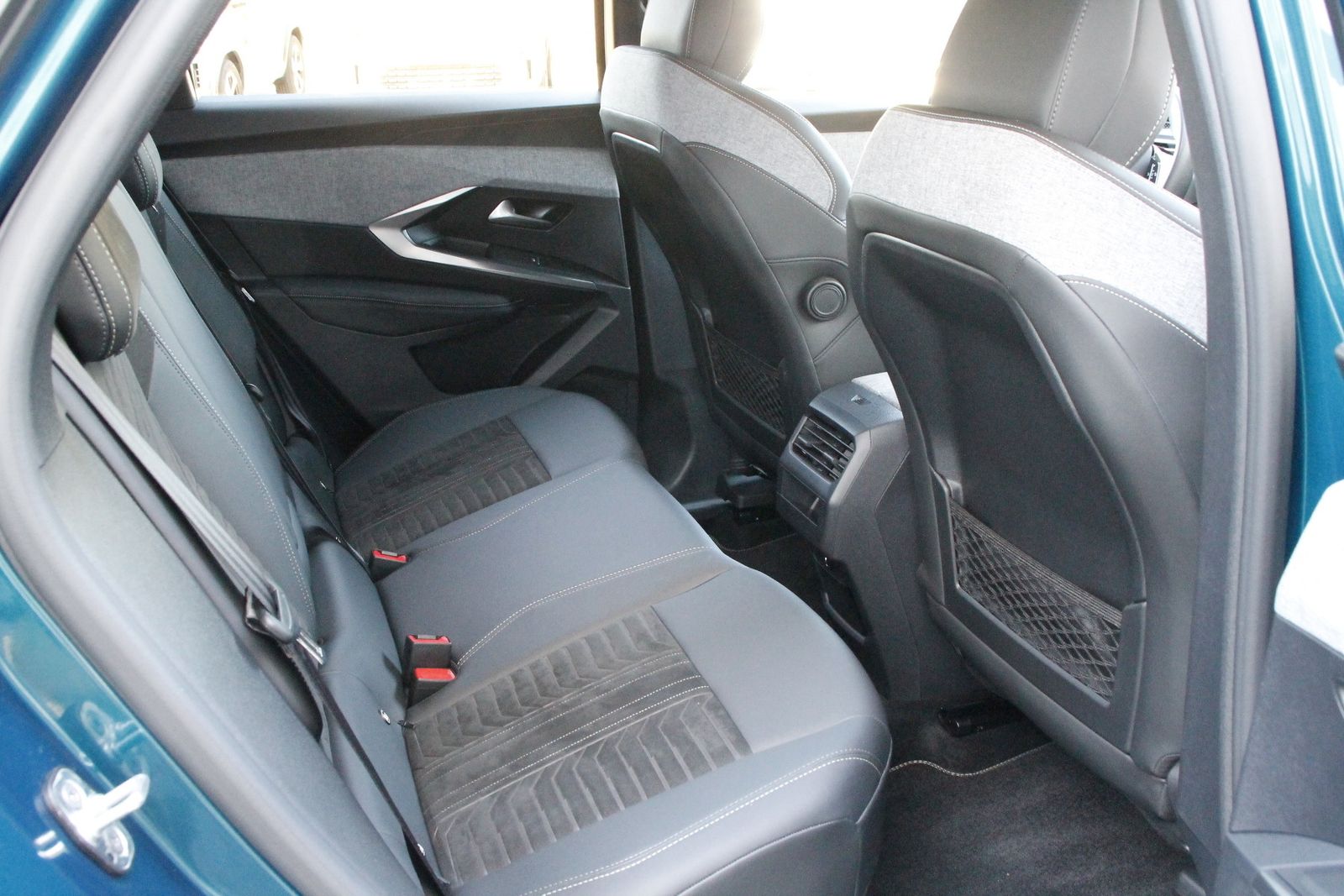 Fahrzeugabbildung Peugeot 3008 Allure Hybrid 145 e-DSC6