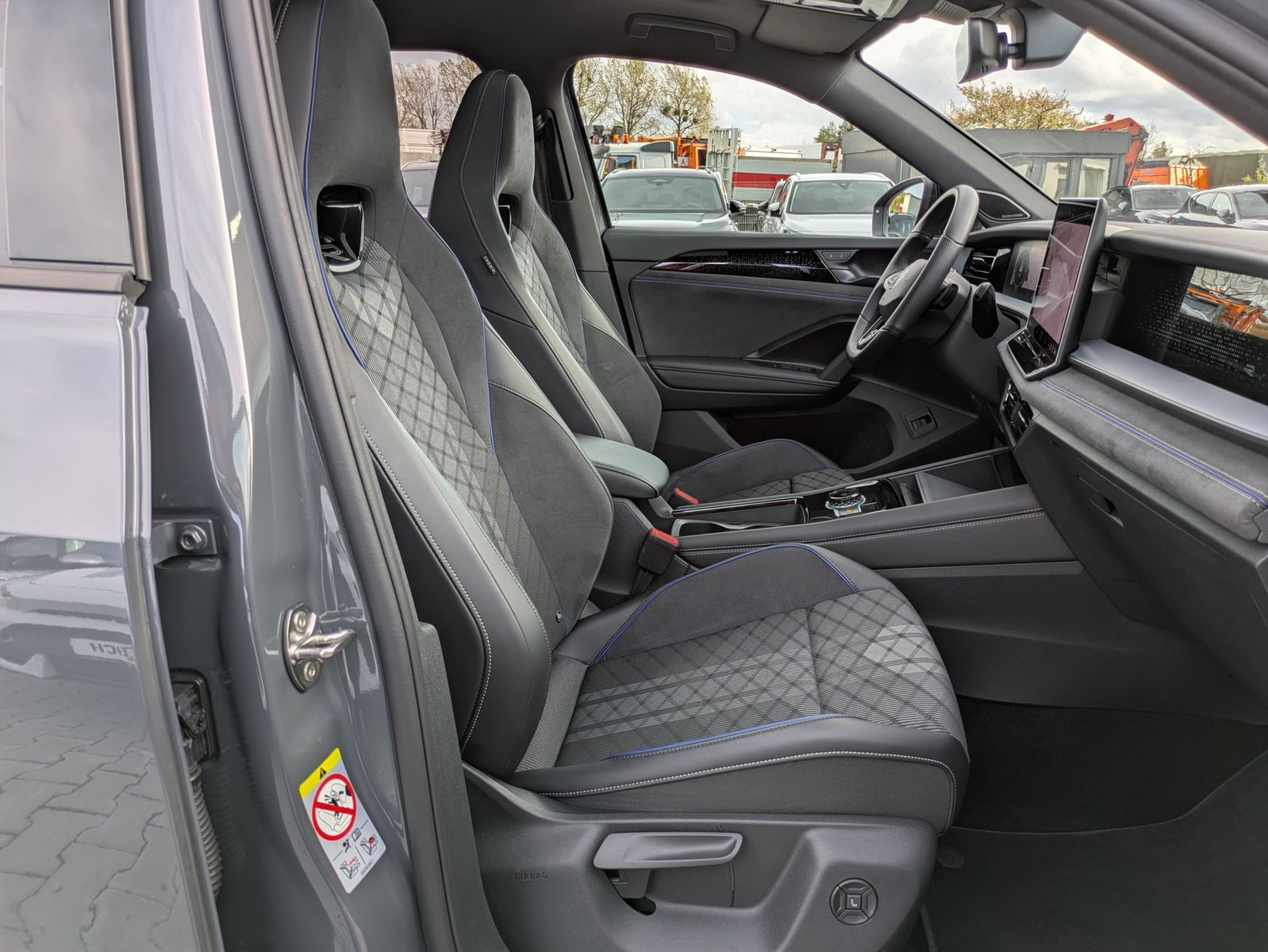 Fahrzeugabbildung Volkswagen Tayron 2.0 TDI 4M R-Line 7Si*MATRIX*AHK*PANO*HUD