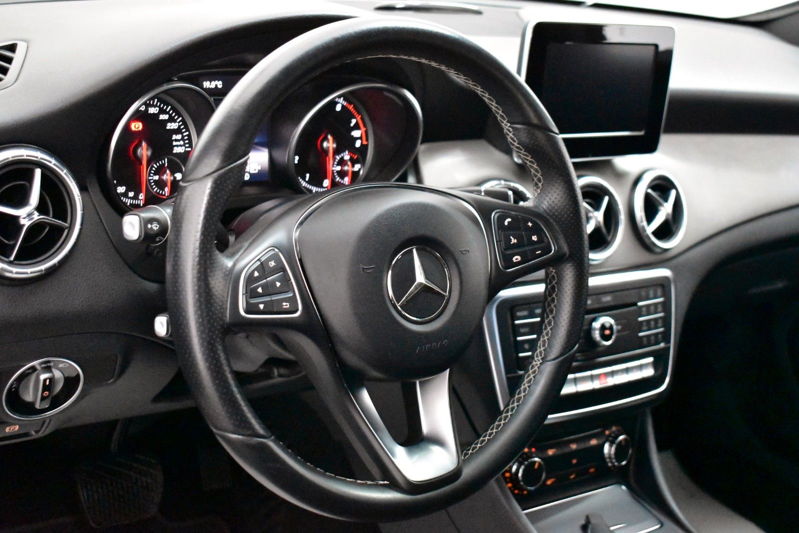 Fahrzeugabbildung Mercedes-Benz CLA 180 SB, Urban Leder,Navi,LED,8fach bereift!