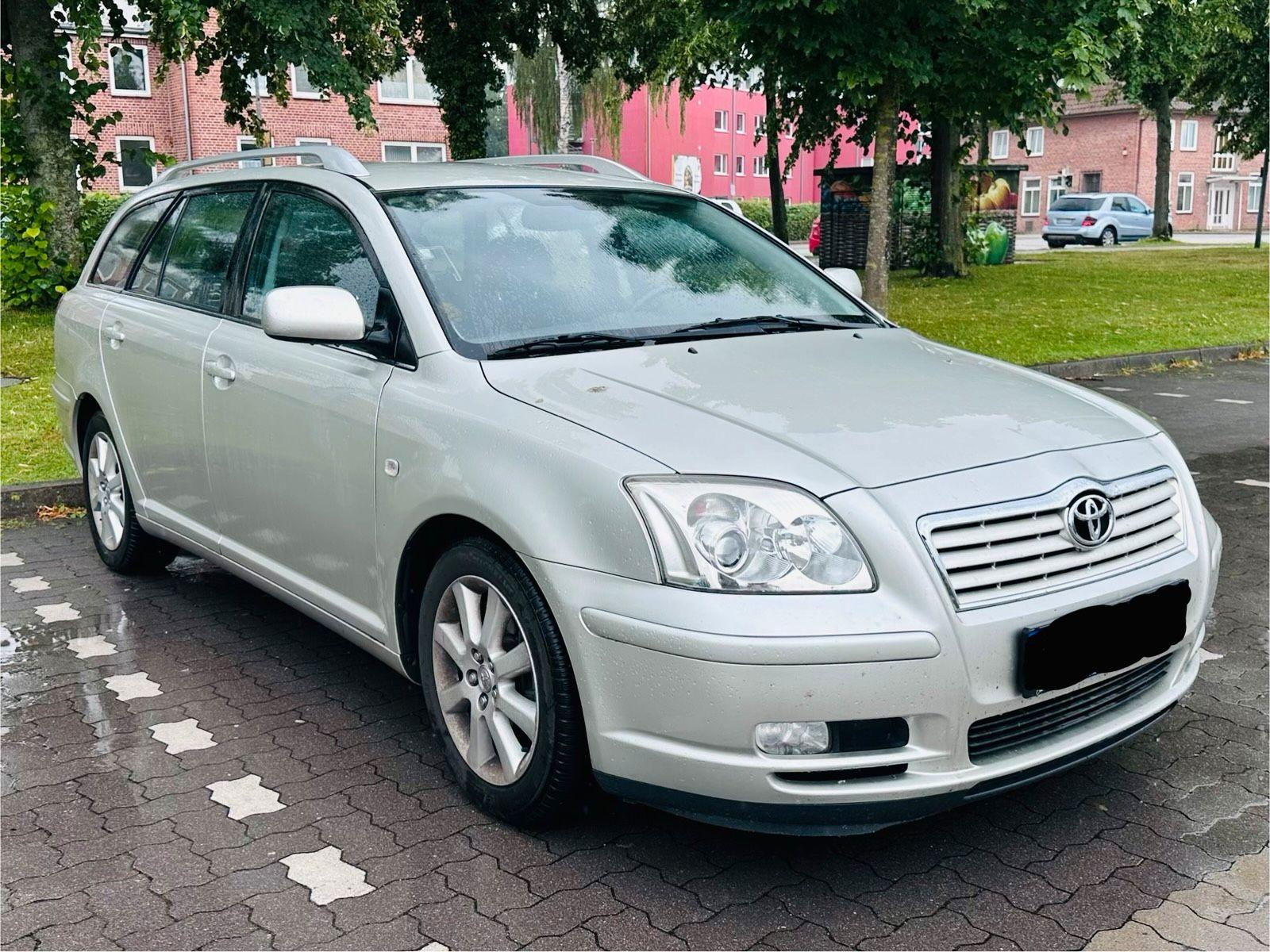 Toyota Avensis 2004 — rear view