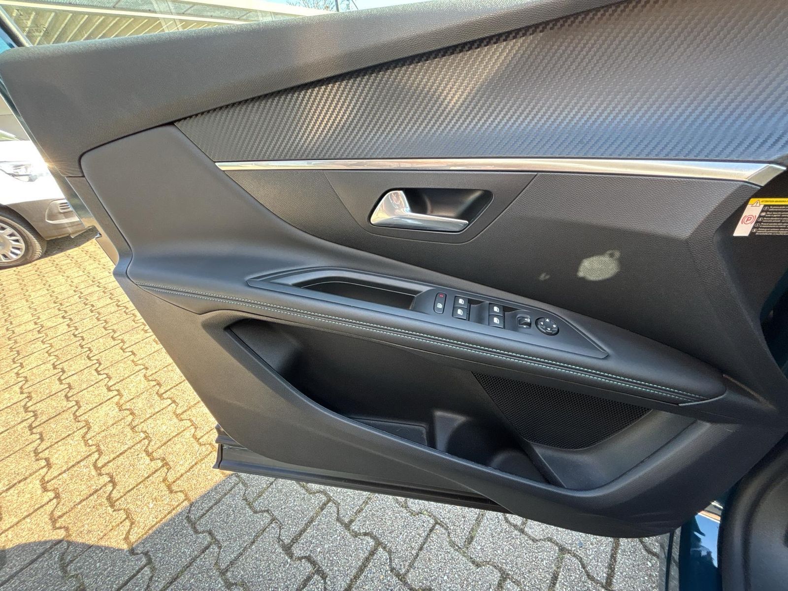 Fahrzeugabbildung Peugeot 3008 Plug-In Allure+SHZ+LED+PDC+ACC+USB+AWR+