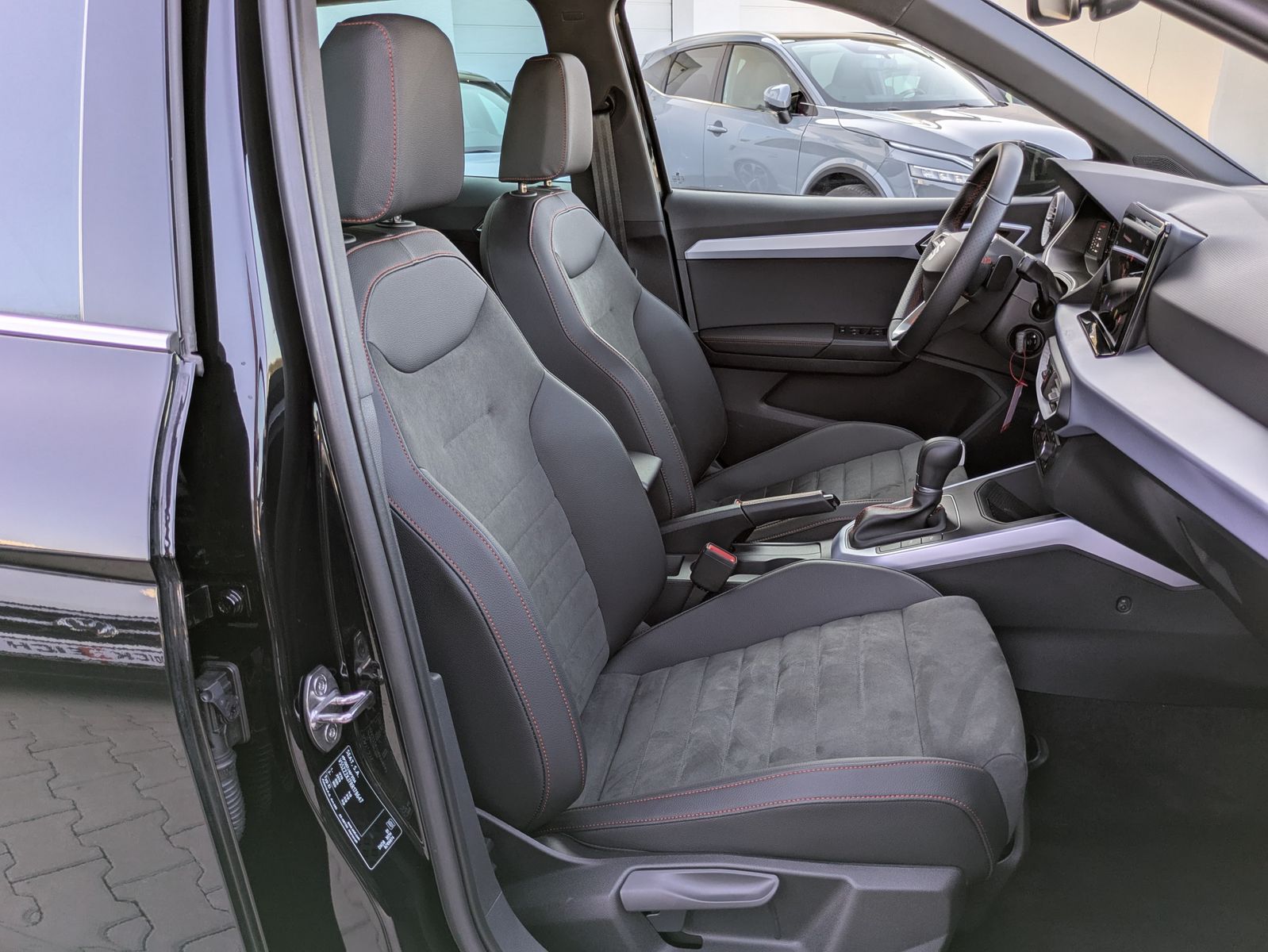 Fahrzeugabbildung SEAT Arona 1.5 TSI FR DSG AHK*ACC*LED*APP*DAB*KAMERA