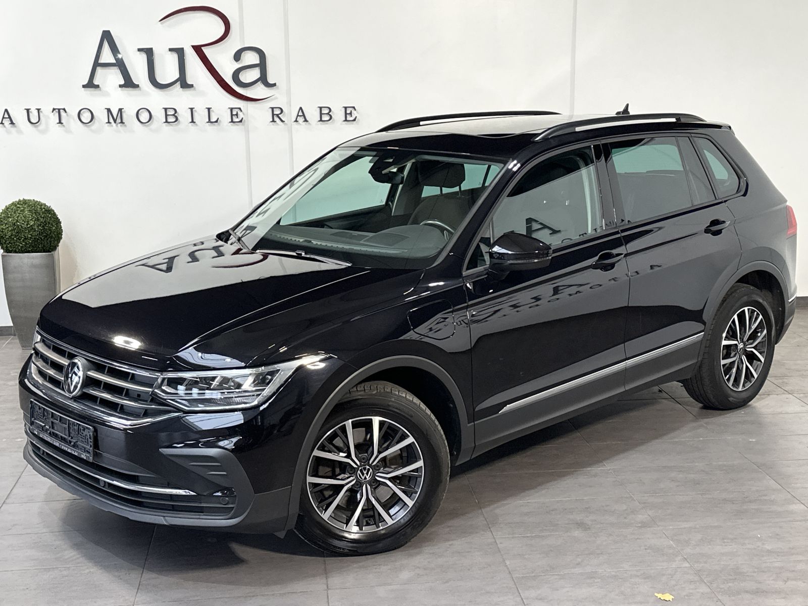 Fahrzeugabbildung Volkswagen Tiguan 1.4 eHybrid DSG Life NAV+LED+AHK+ACC+PANO