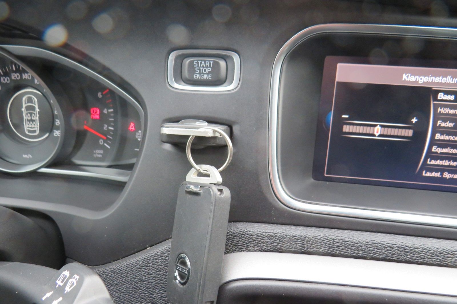 Fahrzeugabbildung Volvo V40 Kinetic NAVI TELVOR KLIMATRONIC 8-FACH ALU