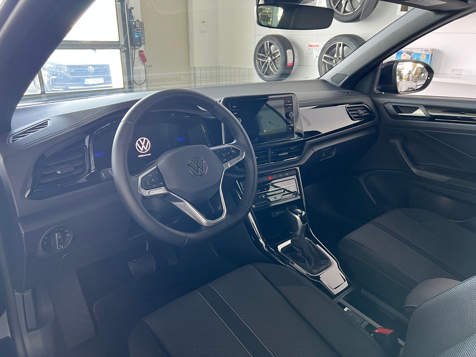 Fahrzeugabbildung Volkswagen T-Roc Cabriolet 1.5 TSI DSG *AHK, LED, Black Sty