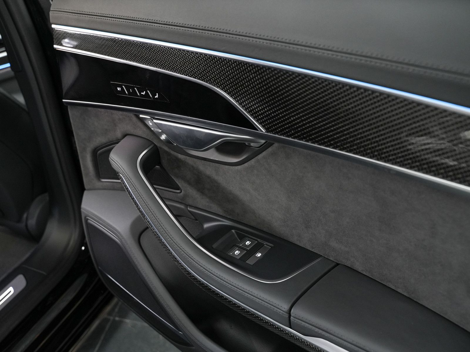 Fahrzeugabbildung Audi S8 ABT 700 - Massage vo+hi | Einzelsitze im Fond