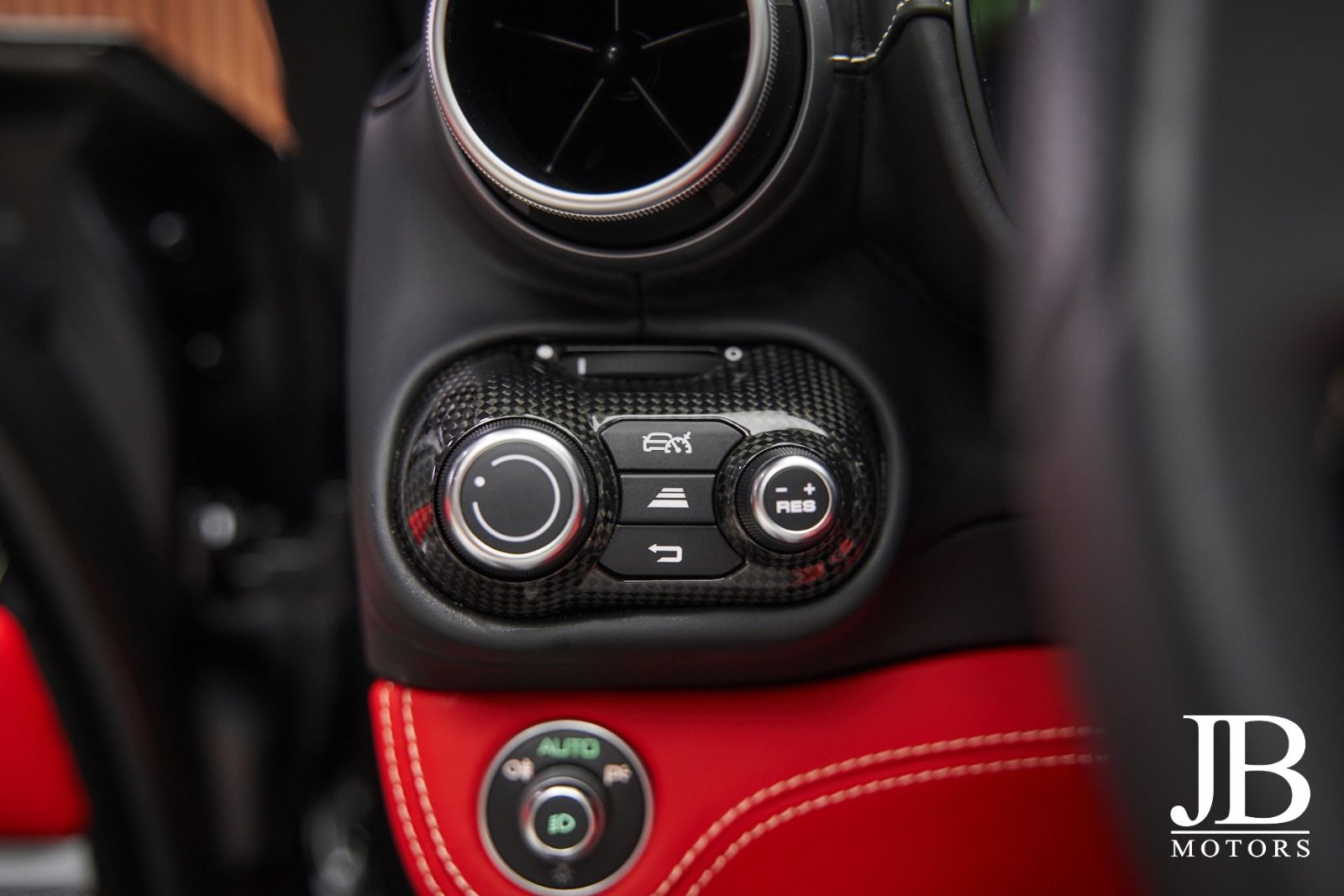 Fahrzeugabbildung Ferrari Portofino M Carbon LED JBL Surround Magneride