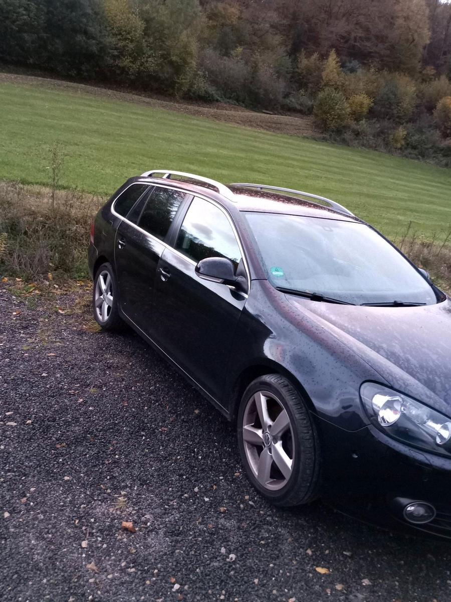 Volkswagen Golf 2011 — rear view