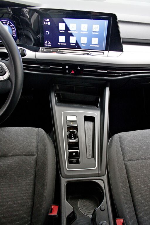 Volkswagen Golf VIII 1.0 TSI DSG Life NAVI LED ACC SITZHZG