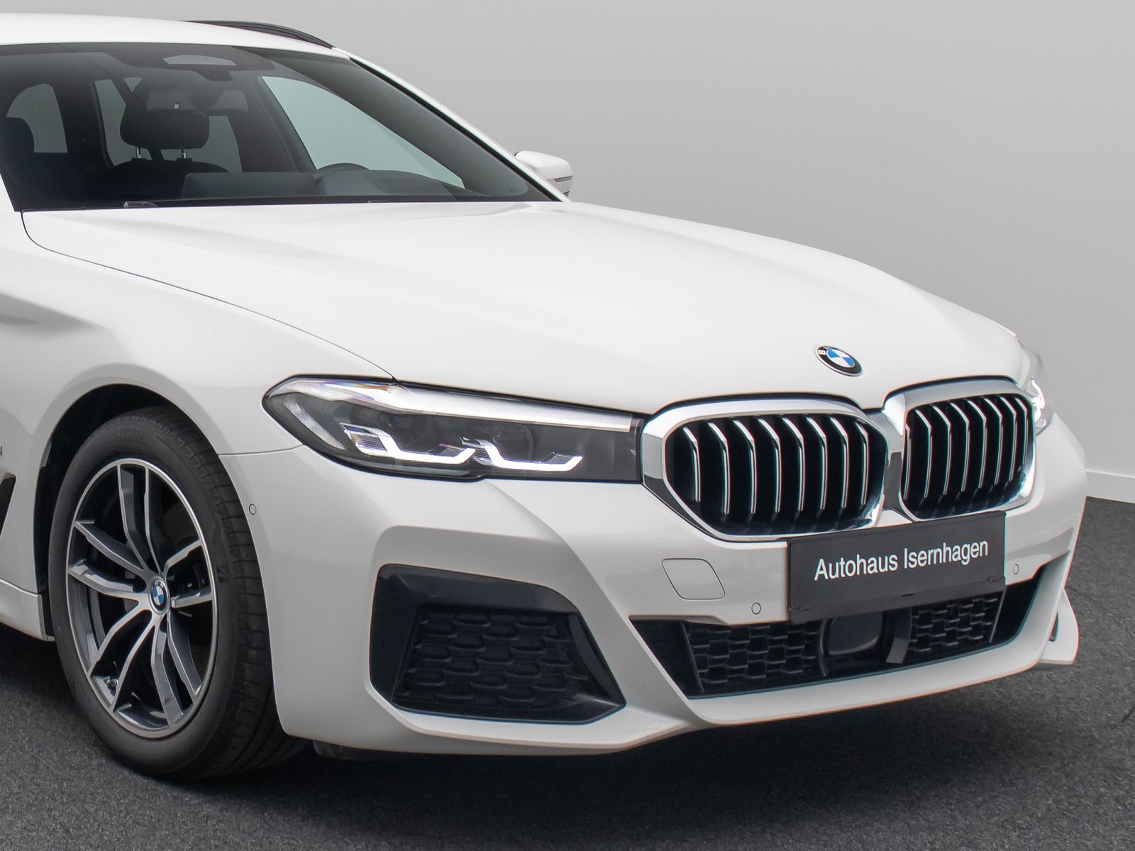 Fahrzeugabbildung BMW 520d M Sport Kamera HUD HiFi AHK Stop&Go Alarm