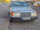 Mercedes-Benz Mercedes Oldtimer E200 mit neuem **TÜV** - gebrauchte Mercedes-Benz E 200 aus dem Jahr 1992