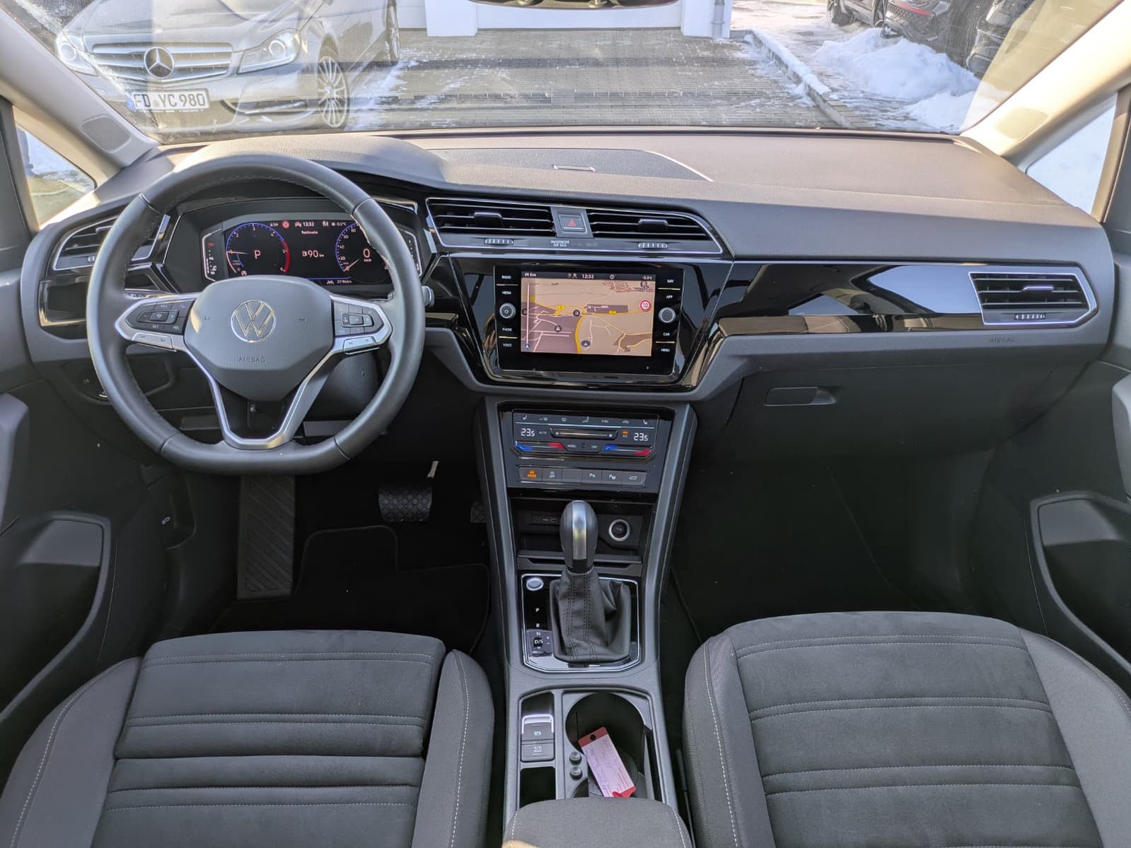 Fahrzeugabbildung Volkswagen Touran 2.0 DSG R-Line High BLACK Pano 7Si IQ AHK