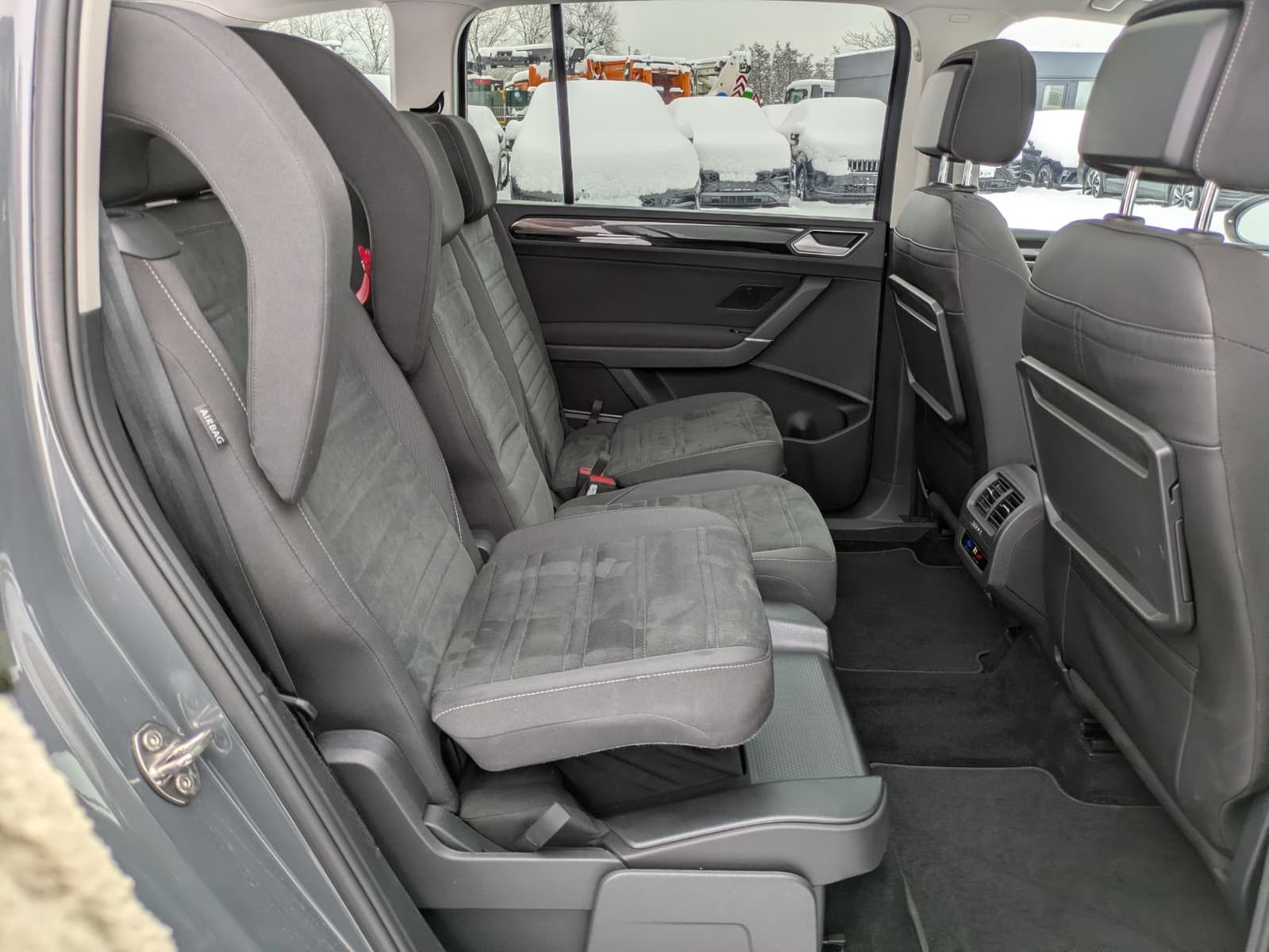 Fahrzeugabbildung Volkswagen Touran 2.0 DSG R-Line High BLACK Pano 7Si IQ AHK