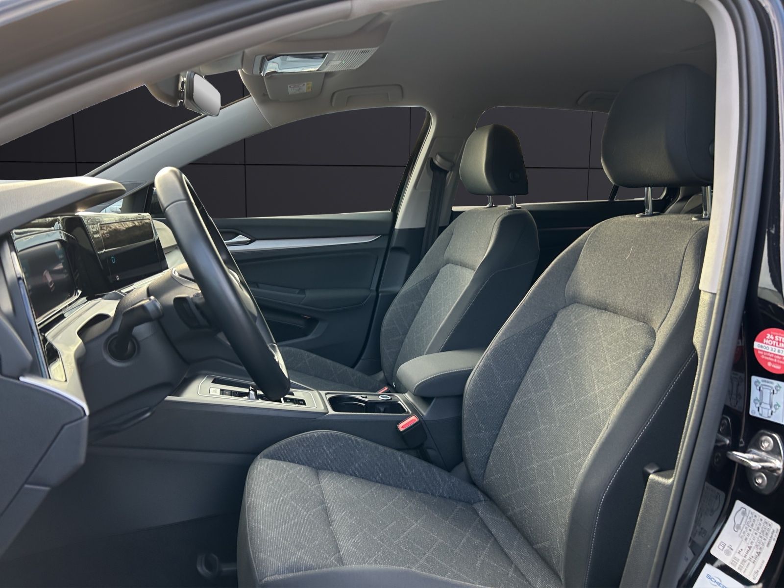 Fahrzeugabbildung Volkswagen Golf VIII Variant Life TDI DSG LED ACC AHK SHZ P