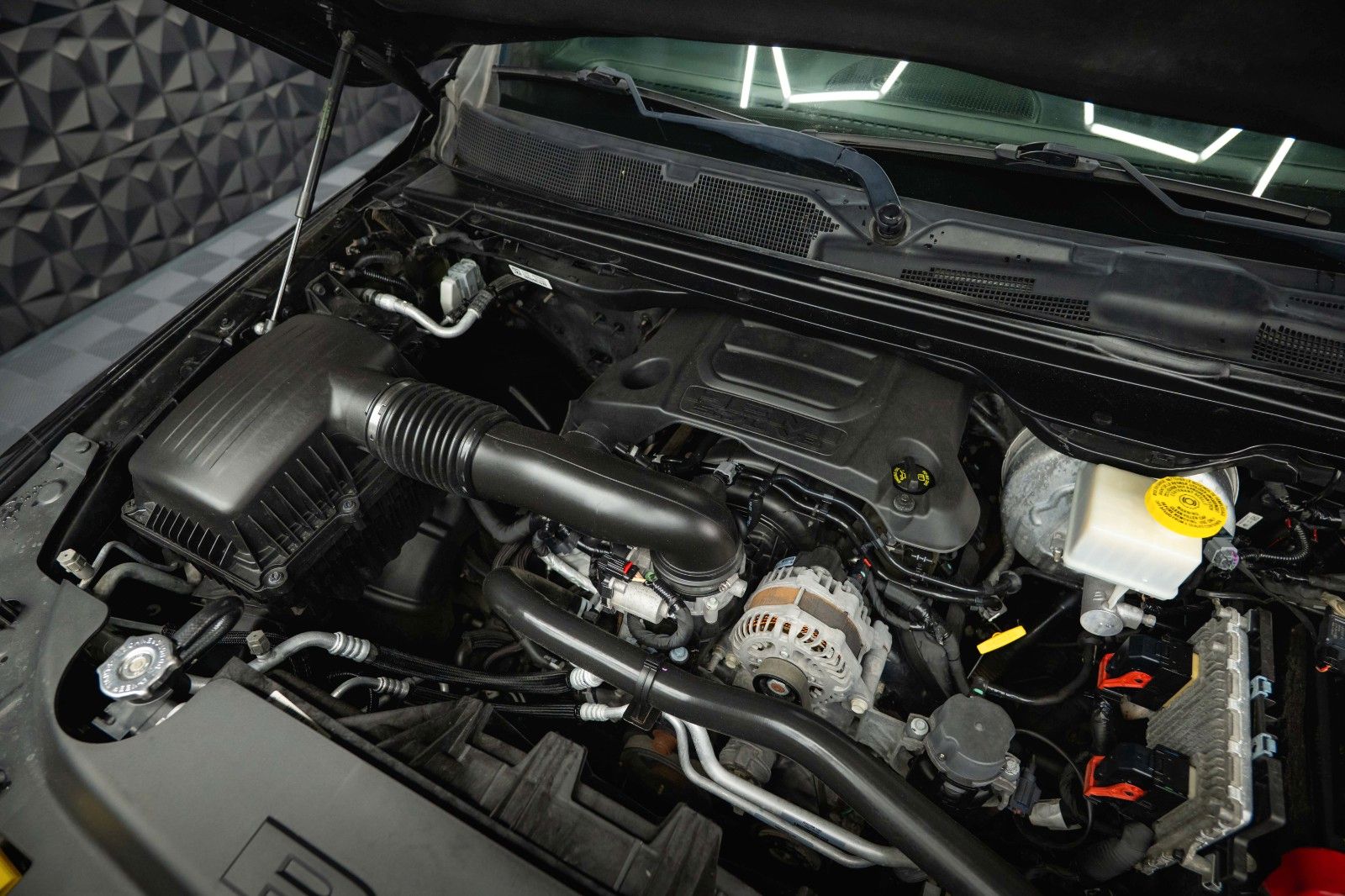 Fahrzeugabbildung Dodge RAM 5.7 V8 HEMI 4x4 OFFROAD BLACK EDITION 19%