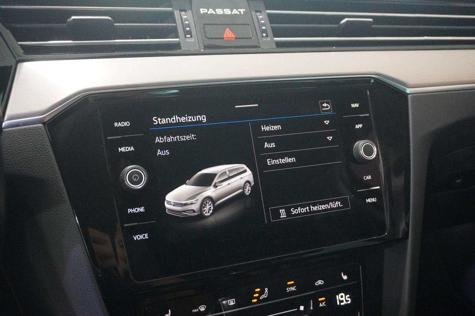 Fahrzeugabbildung Volkswagen Passat Vari. 2.0D R-LINE 4M NAVI/LED/KAMERA/AHK