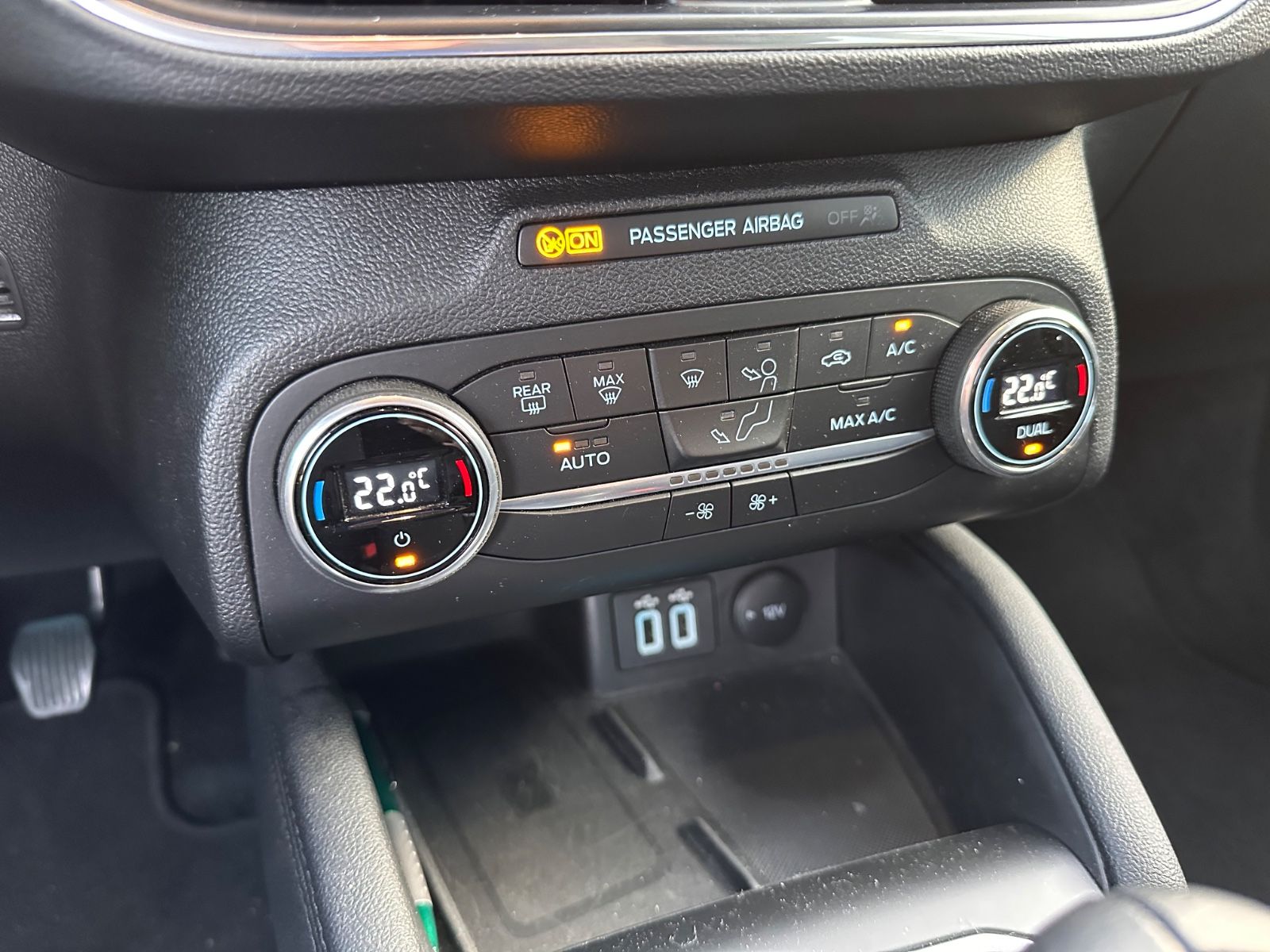 Fahrzeugabbildung Ford Focus Turnier Titanium 1.0 EB Navi/APP/LED/eHeck