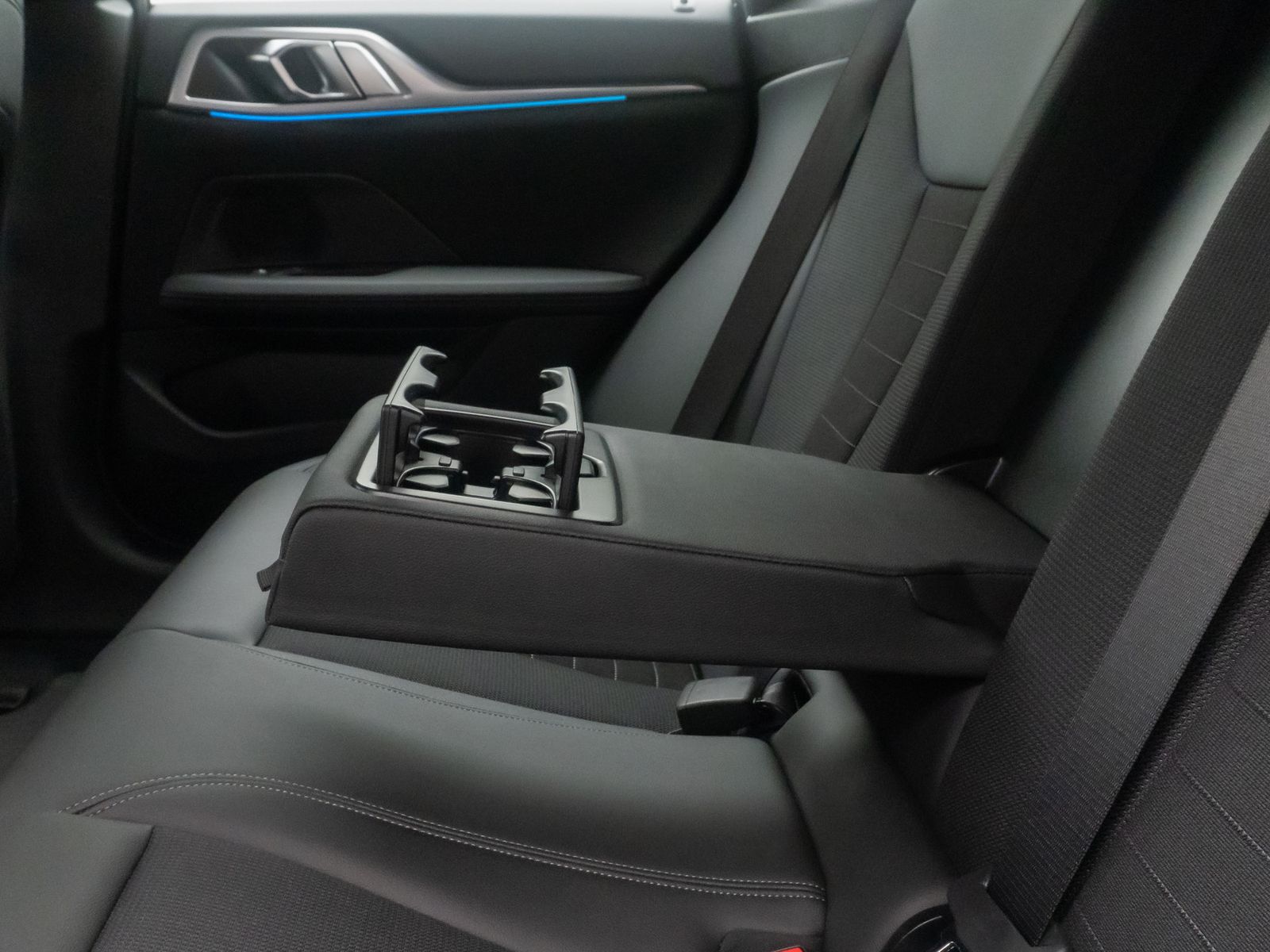 Fahrzeugabbildung BMW i4 eD40 Gran Coup&egrave; Kamera HUD DAB HiFi Komfort