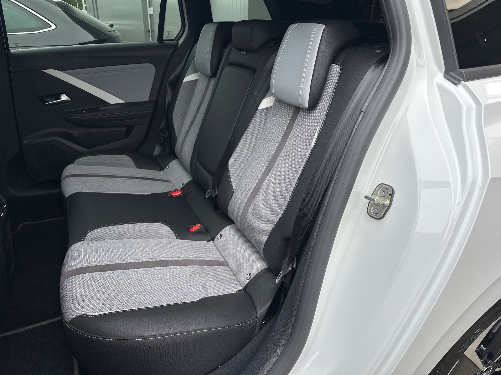 Fahrzeugabbildung Opel Astra SpT 1.5 D Automatik Business Elegance NAV