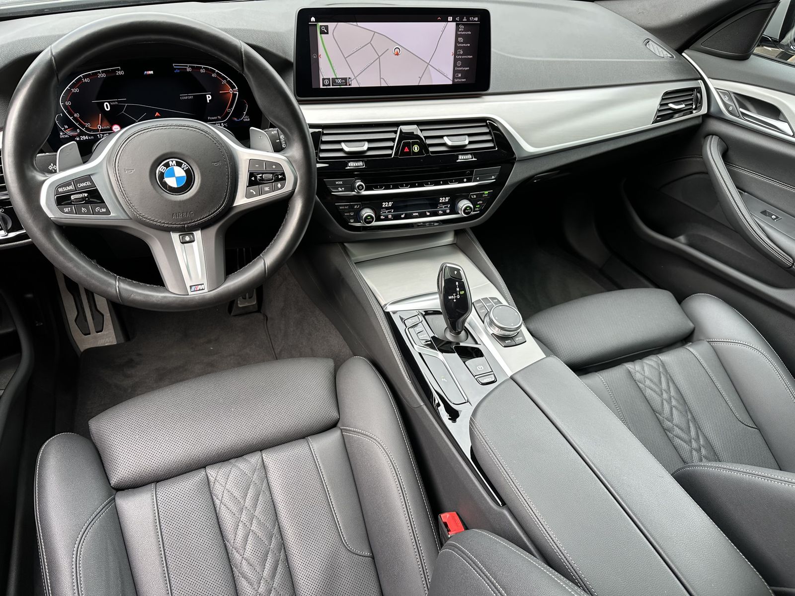 Fahrzeugabbildung BMW 520d Touring xDrive M-Sport NAV+LED+PANO+KAMERA