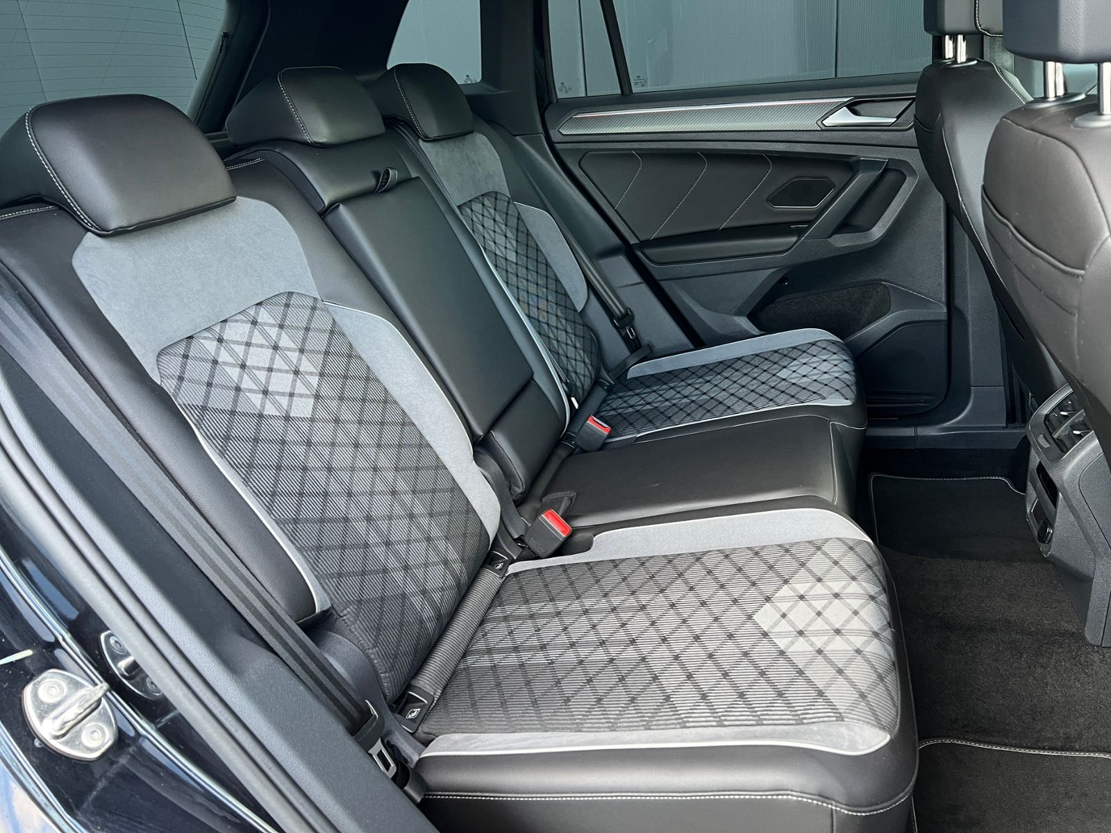 Fahrzeugabbildung Volkswagen Tiguan R-Line 1.5 TSI DSG *AHK, IQ-Light, Black