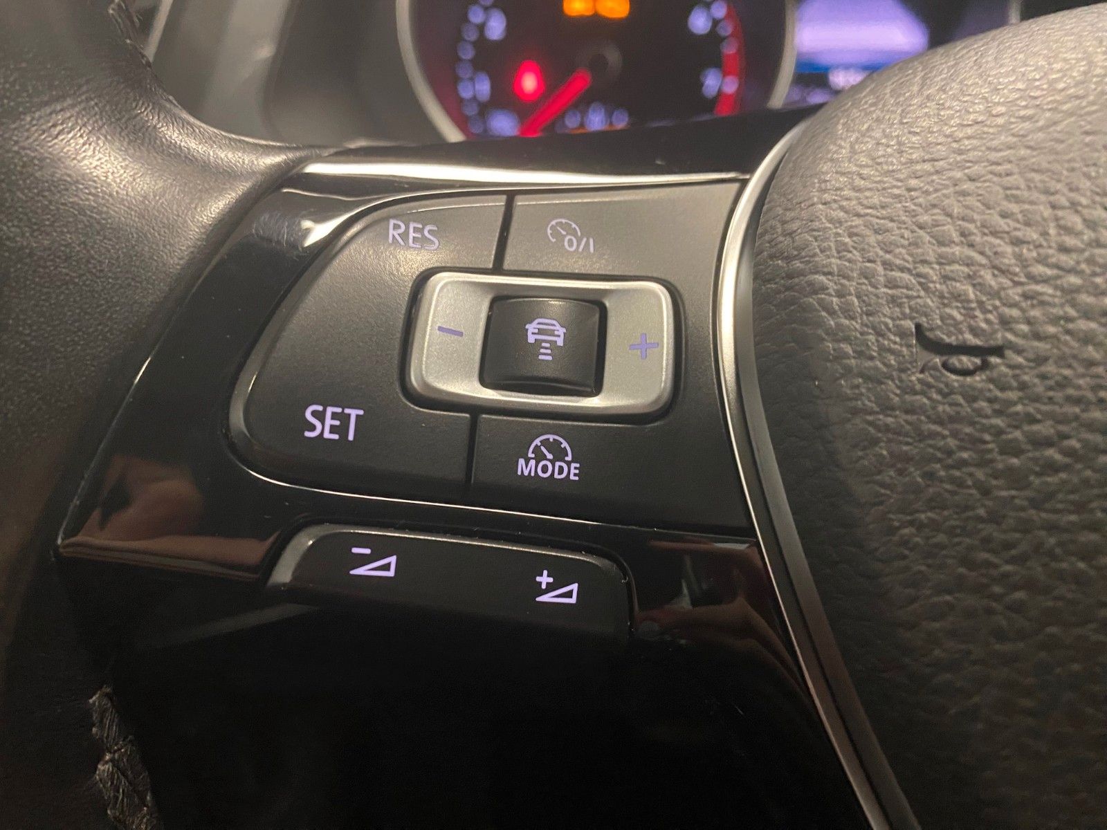 Fahrzeugabbildung Volkswagen Tiguan 2.0 TSI DSG 4MOTION Highline+ACC+DCC+NAVI