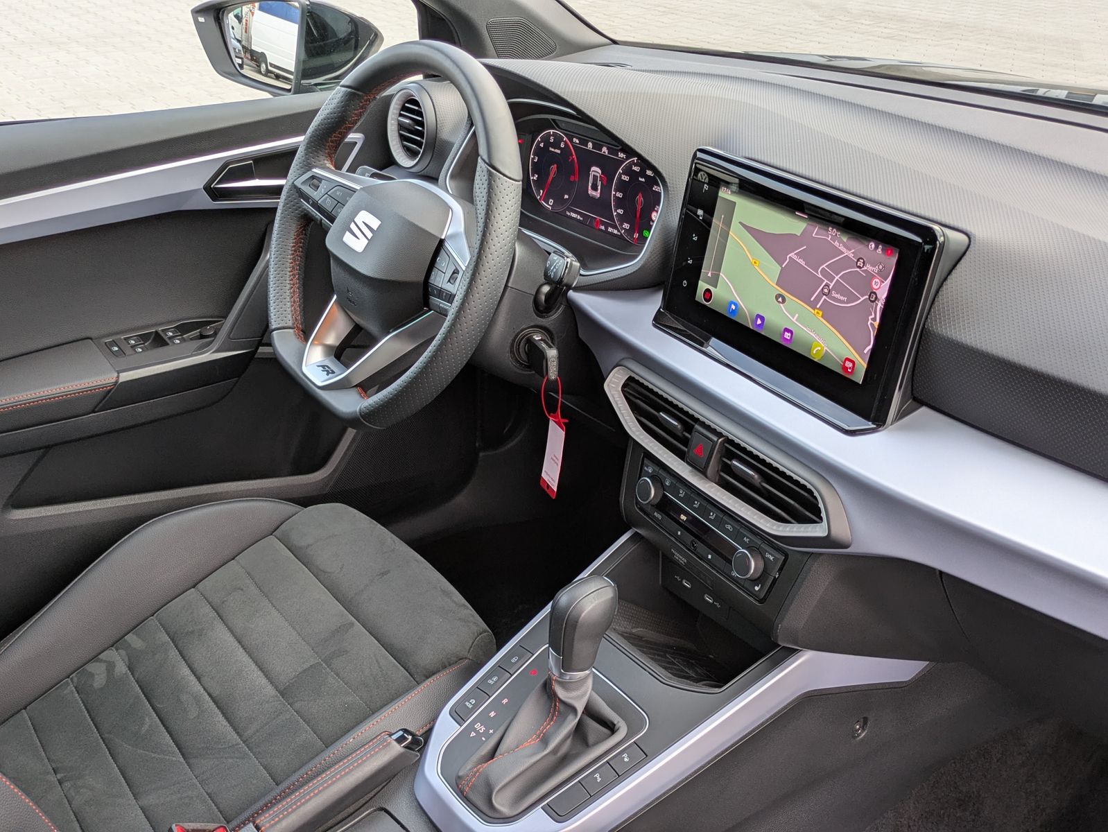 Fahrzeugabbildung SEAT Arona 1.5 TSI FR DSG AHK*ACC*LED*APP*DAB*KAMERA