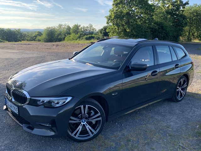 BMW 330e  Touring; Panorama-Dach, 8-fach auf BMW-LMF
